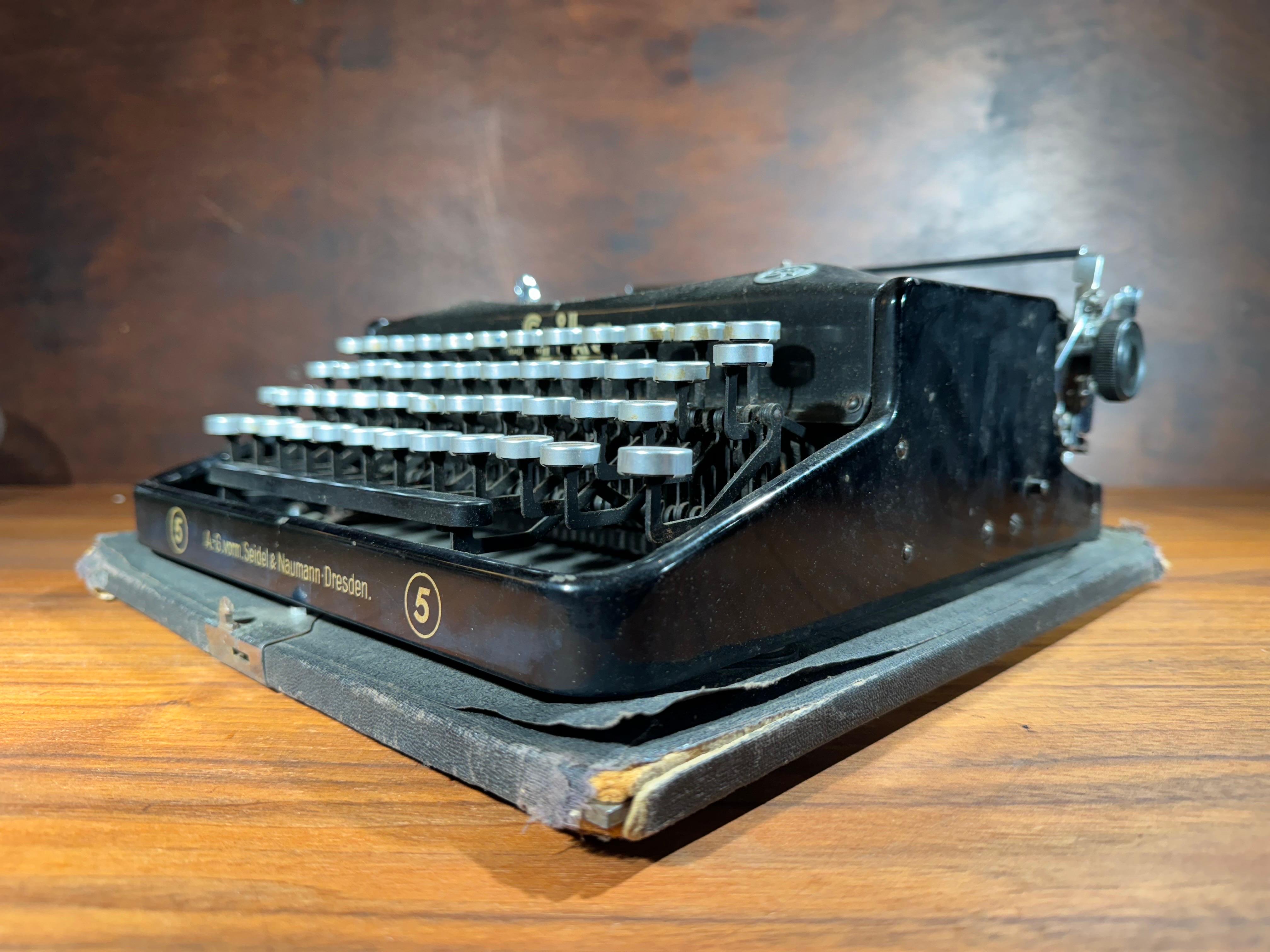 German 1930's Seidel & Naumann Erika Model 5 Typewriter 