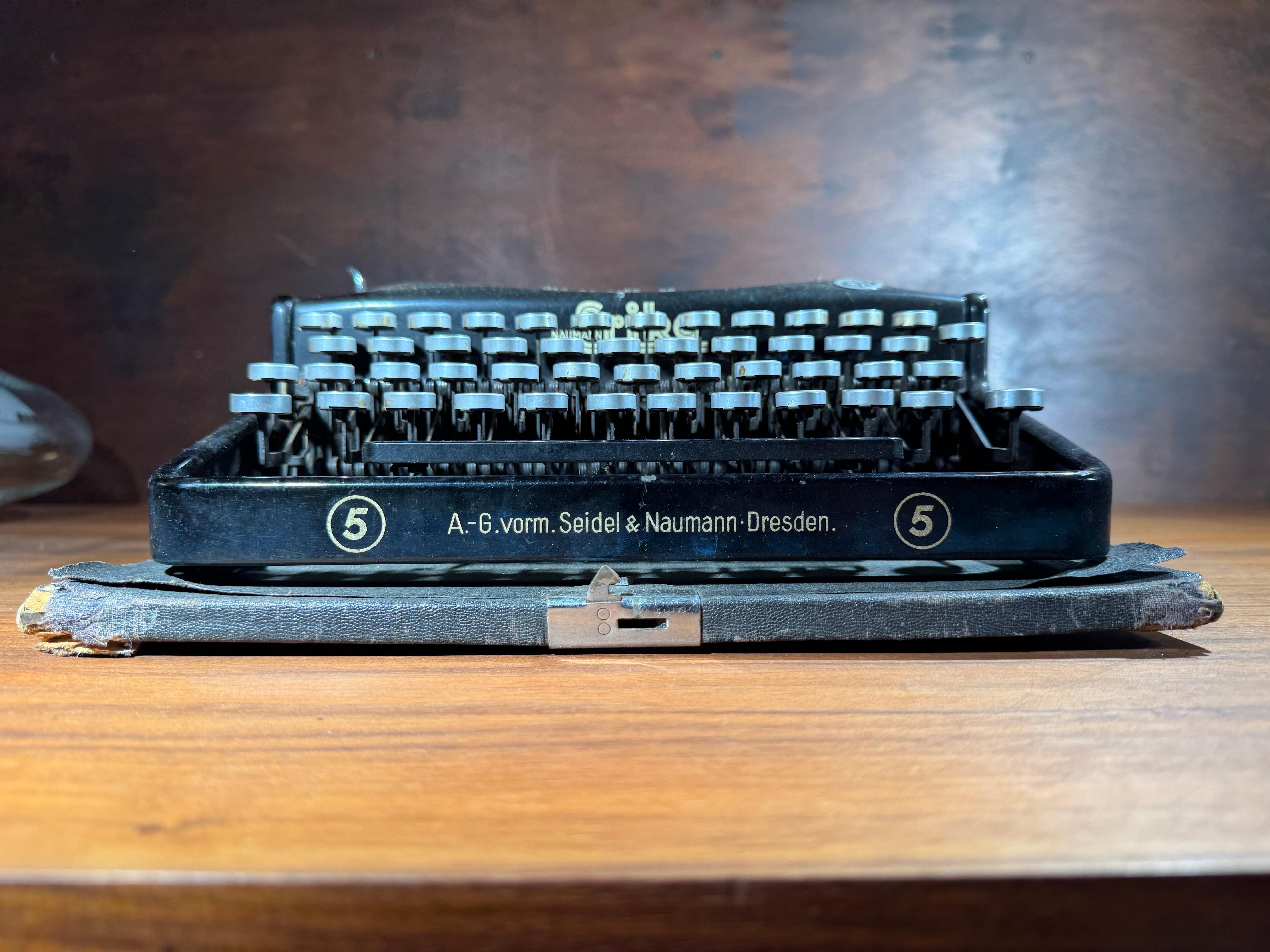 Machine-Made 1930's Seidel & Naumann Erika Model 5 Typewriter 