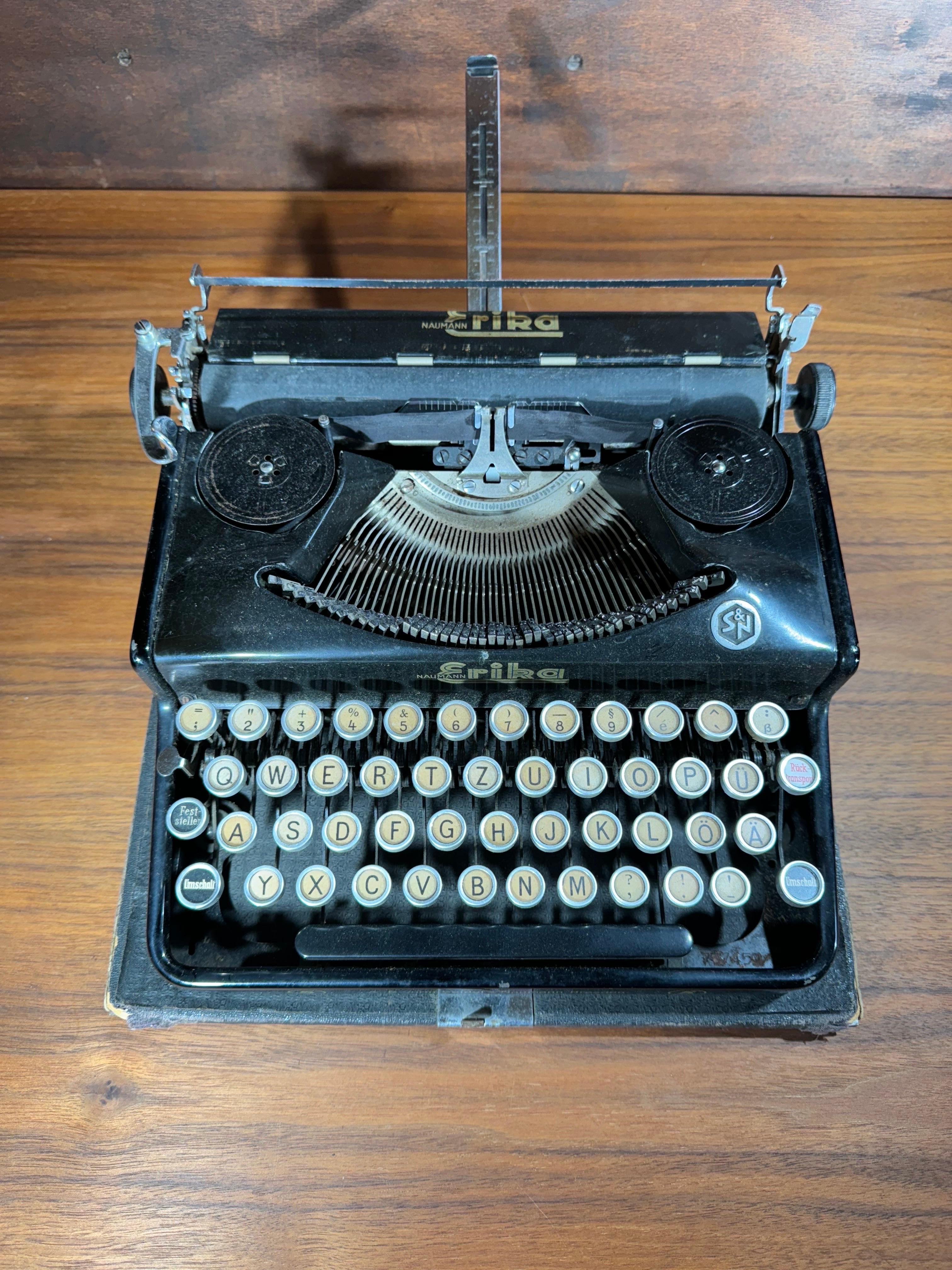 1930's Seidel & Naumann Erika Model 5 Typewriter  In Fair Condition In San Carlos, CA