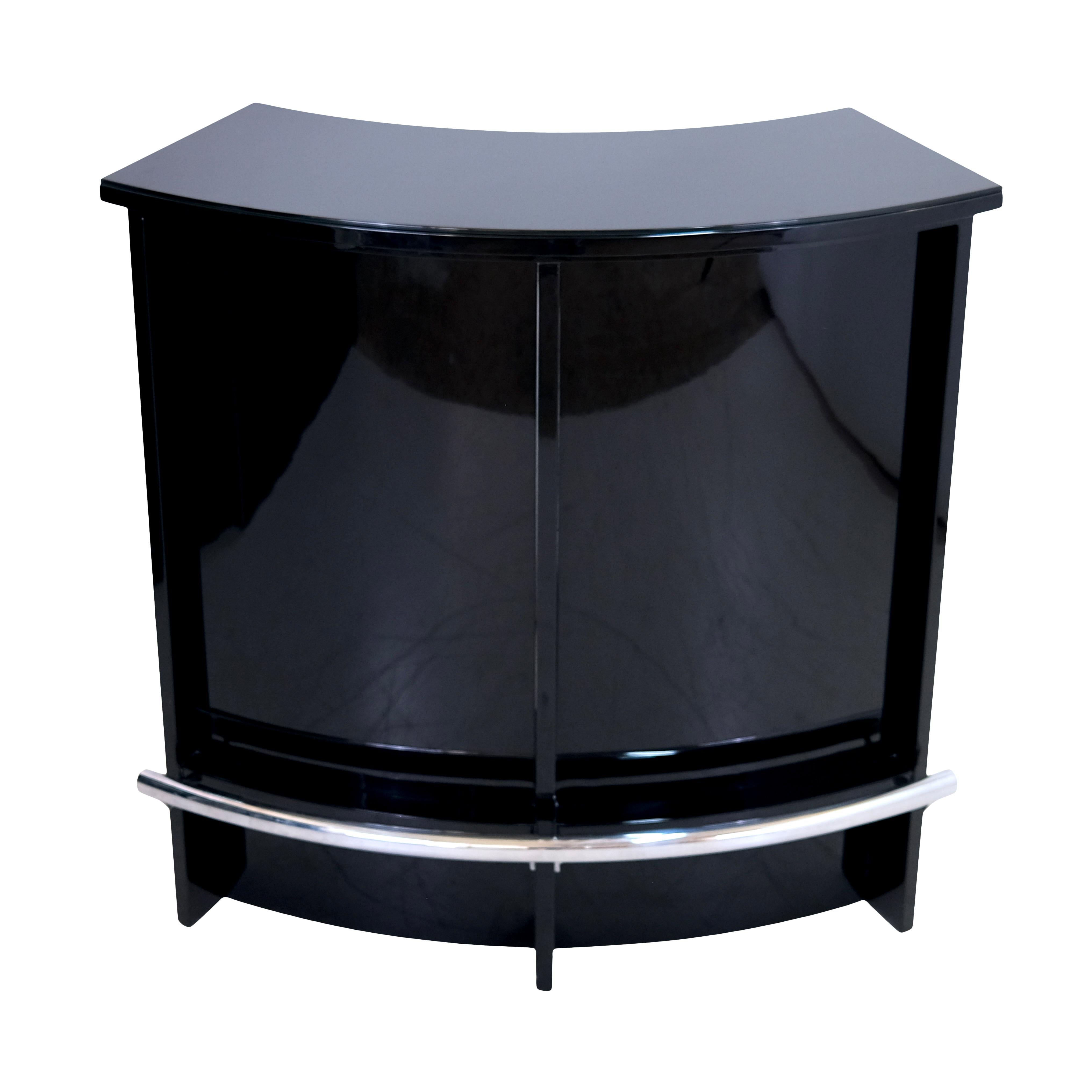 Semicircular bar counter in black lacquer

Bar counter
High gloss black piano lacquer
Nickel plated railing

Original Art Deco, France 1930s

Dimensions:
Width: 100 cm
Height: 104 cm
Depth: 40 cm
Working depth: 30 cm