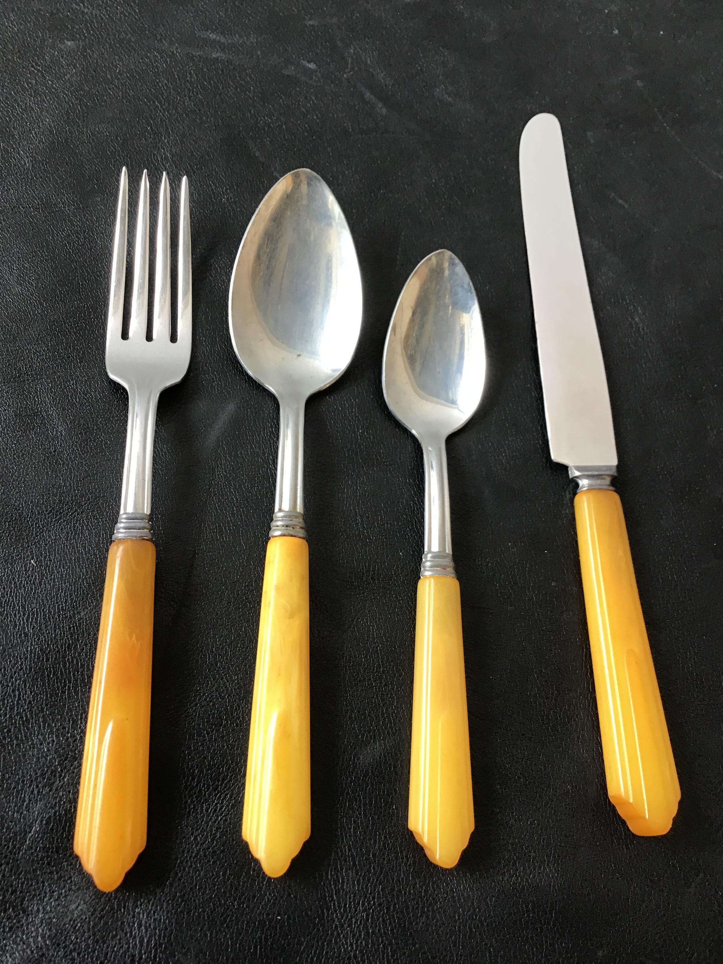 1930s Service for 6 Butterscotch Bakelite Flatware Set In Good Condition In Tarrytown, NY