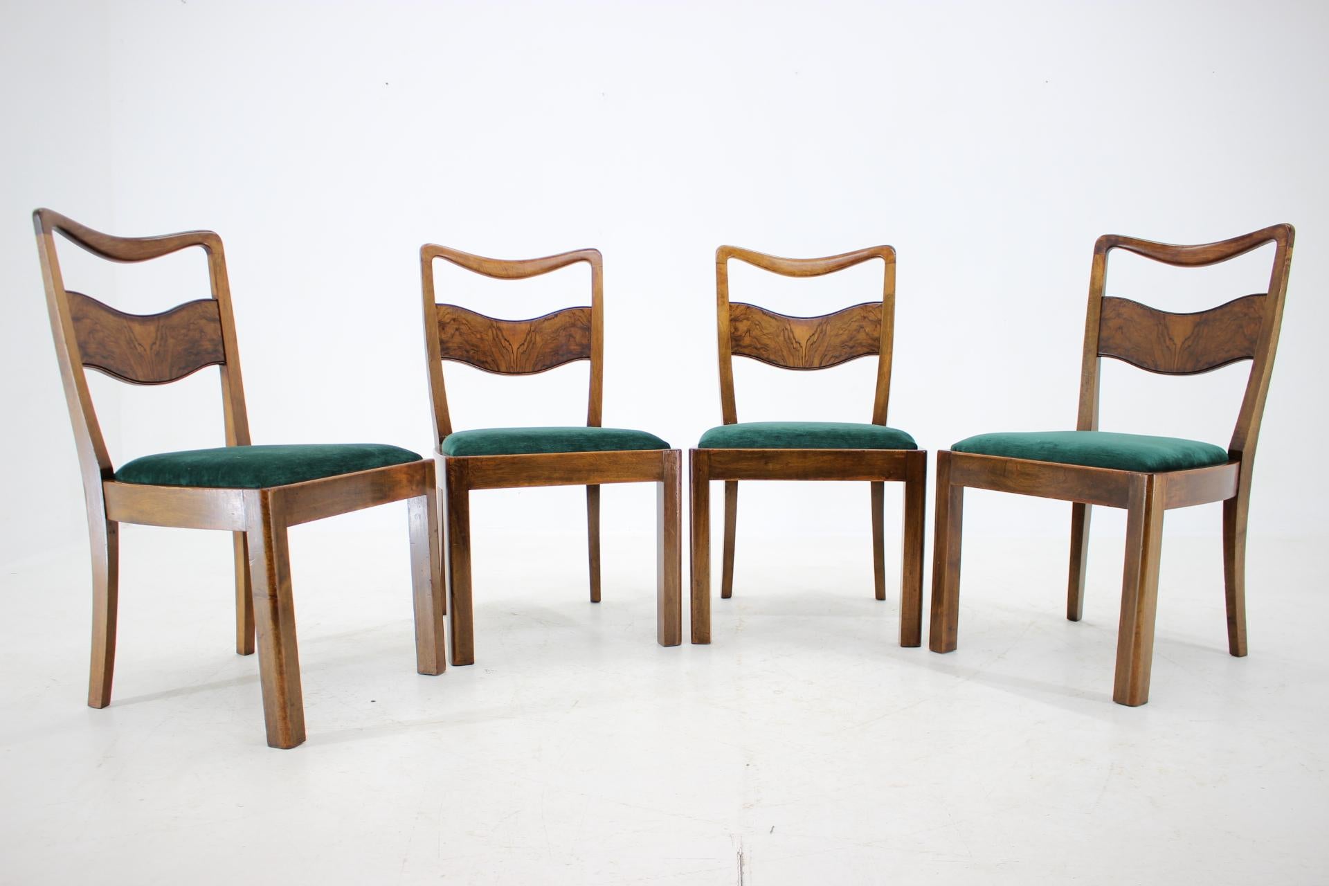 - Nouvellement tapissée d'un tissu de velours vert foncé 
- Les parties en bois ont été remises à neuf 
- Toutes les chaises sont robustes et stables 
- Dimensions : Hauteur du siège 43 cm.