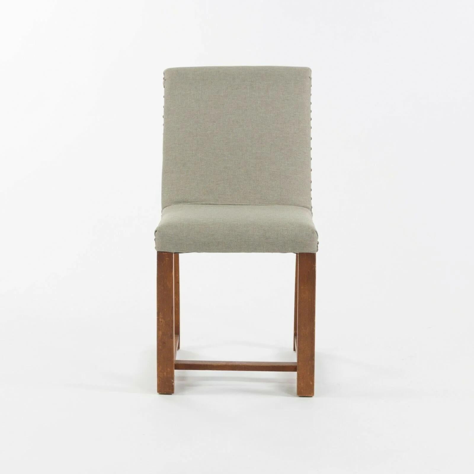 Nous proposons à la vente un ensemble de quatre chaises de salle à manger, conçues par Gilbert Rohde et produites par Heywood Wakefield. Gilbert Rohde a été un designer extrêmement influent jusqu'à sa mort en 1944. Il a contribué à conseiller et à