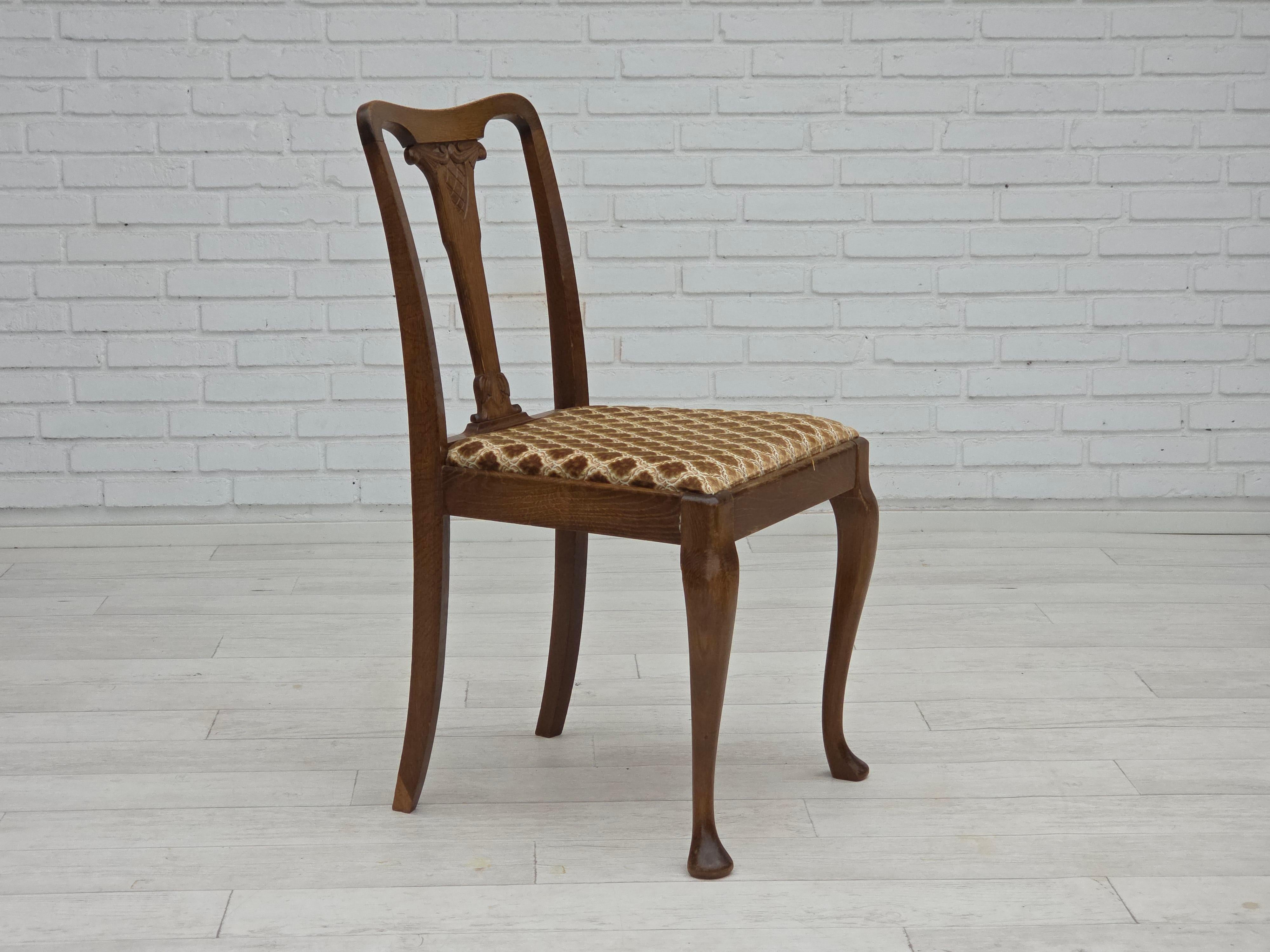 Anni '30, set di 6 sedie vintage danesi. Mobili in velluto, legno massiccio di Oak. Le sedie sono state tappezzate circa 15 anni fa da un artigiano. Prodotto da un produttore di mobili danese negli anni 1930-35 circa. Ottime condizioni: nessuna