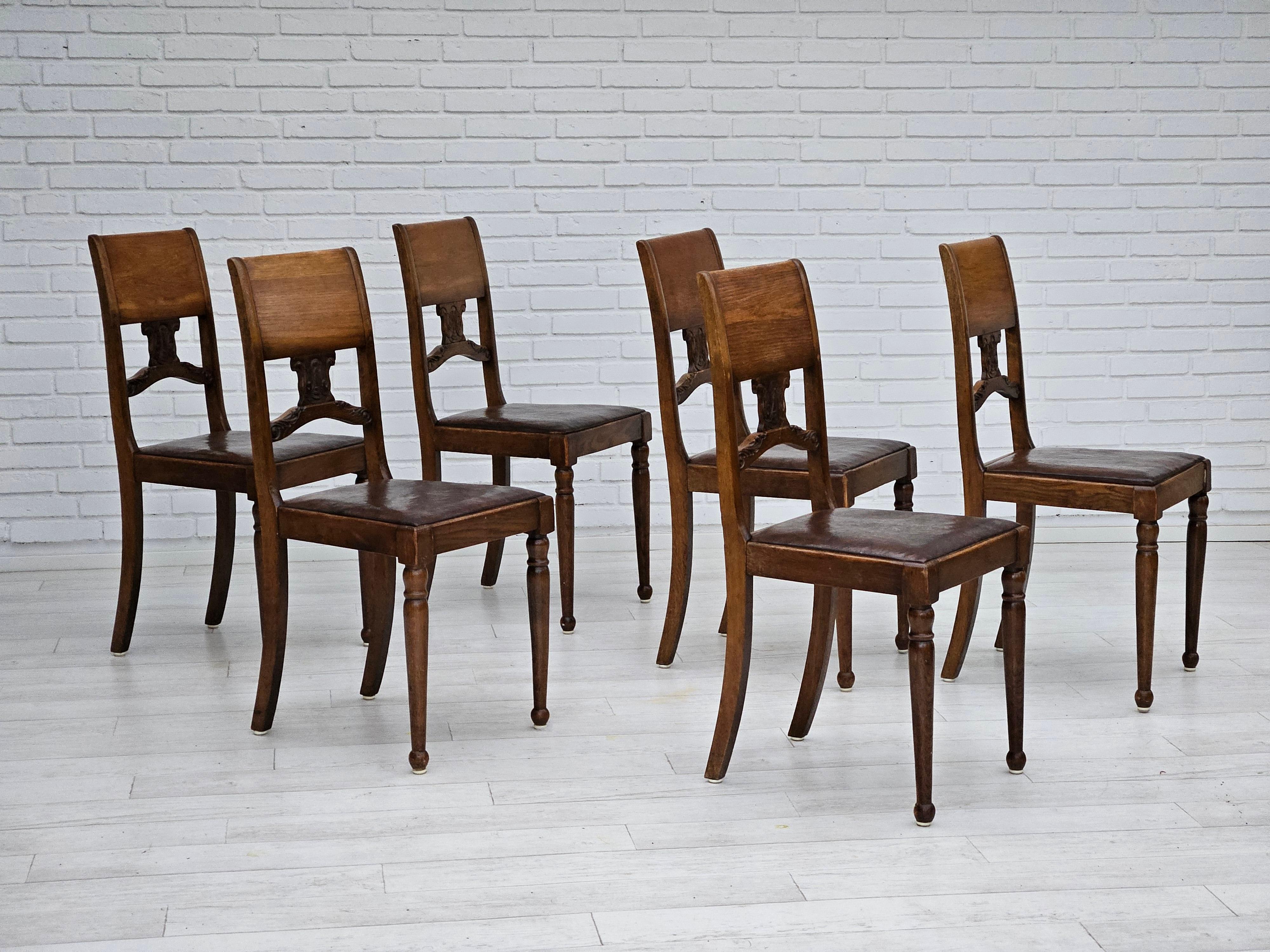1930er Jahre, Satz von 6 Stühlen in gutem Originalzustand: keine Gerüche und keine Flecken. Leder und Eichenholz. Original kühles Leder und Holzpatina. Hergestellt von einem skandinavischen Möbelhersteller um 1930.