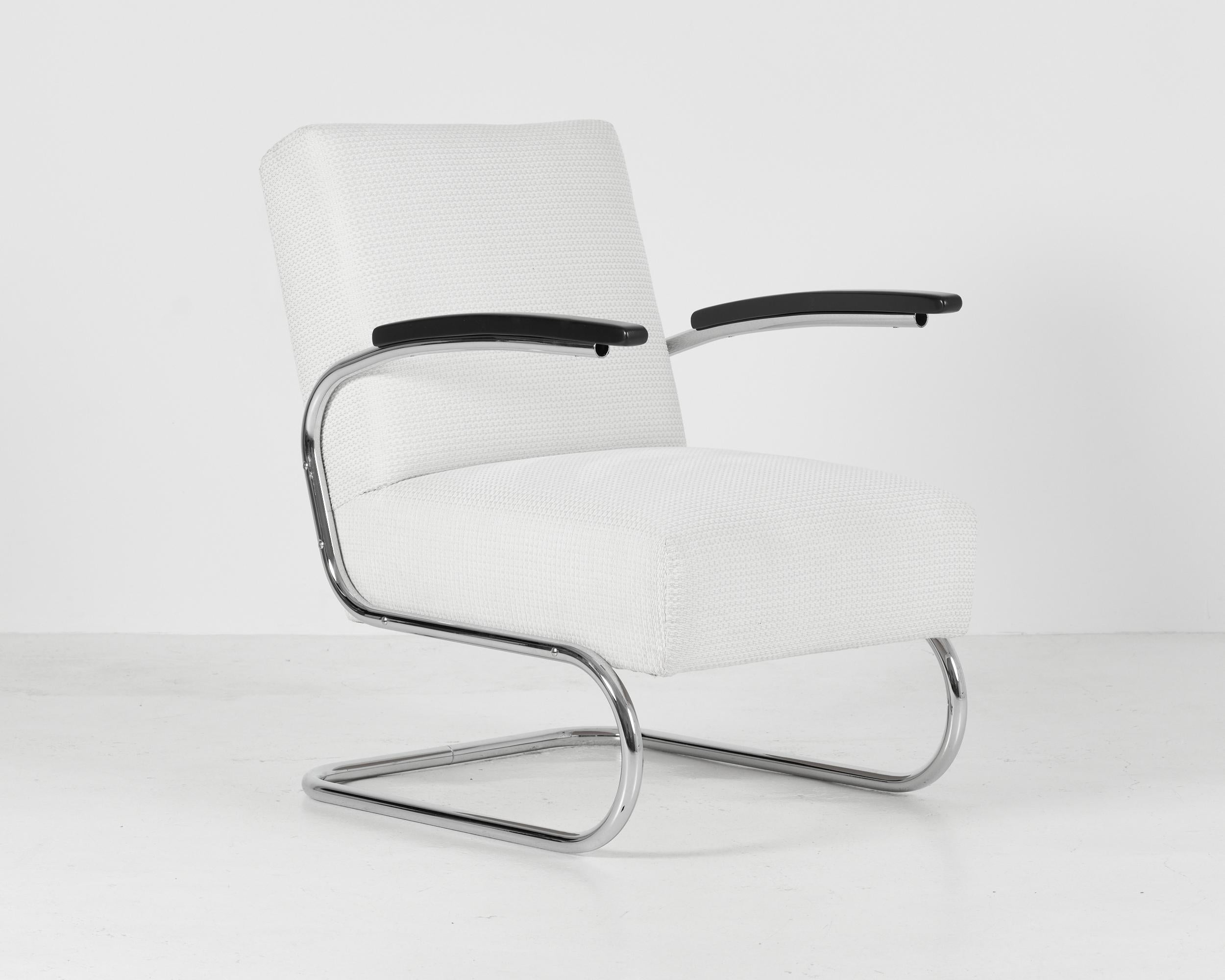 Un ensemble de deux fauteuils luge élégants et exceptionnellement confortables fabriqués par Mücke & Melder sous licence Thonet. 
La structure tubulaire chromée, ainsi que les accoudoirs incurvés en hêtre massif, ont été professionnellement nettoyés