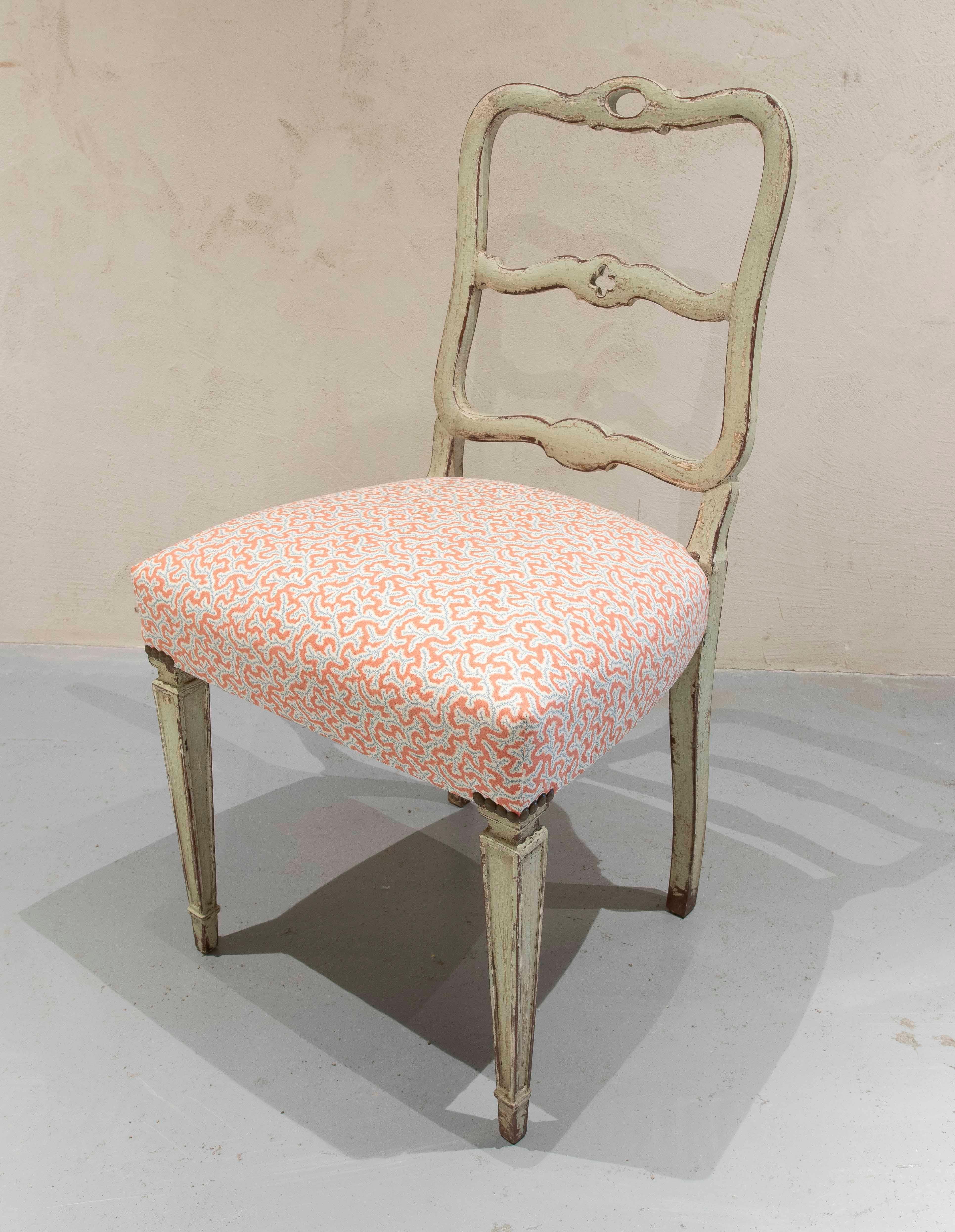 Peint à la main 1930 - Ensemble de six chaises provençales avec tapisserie corail en vente
