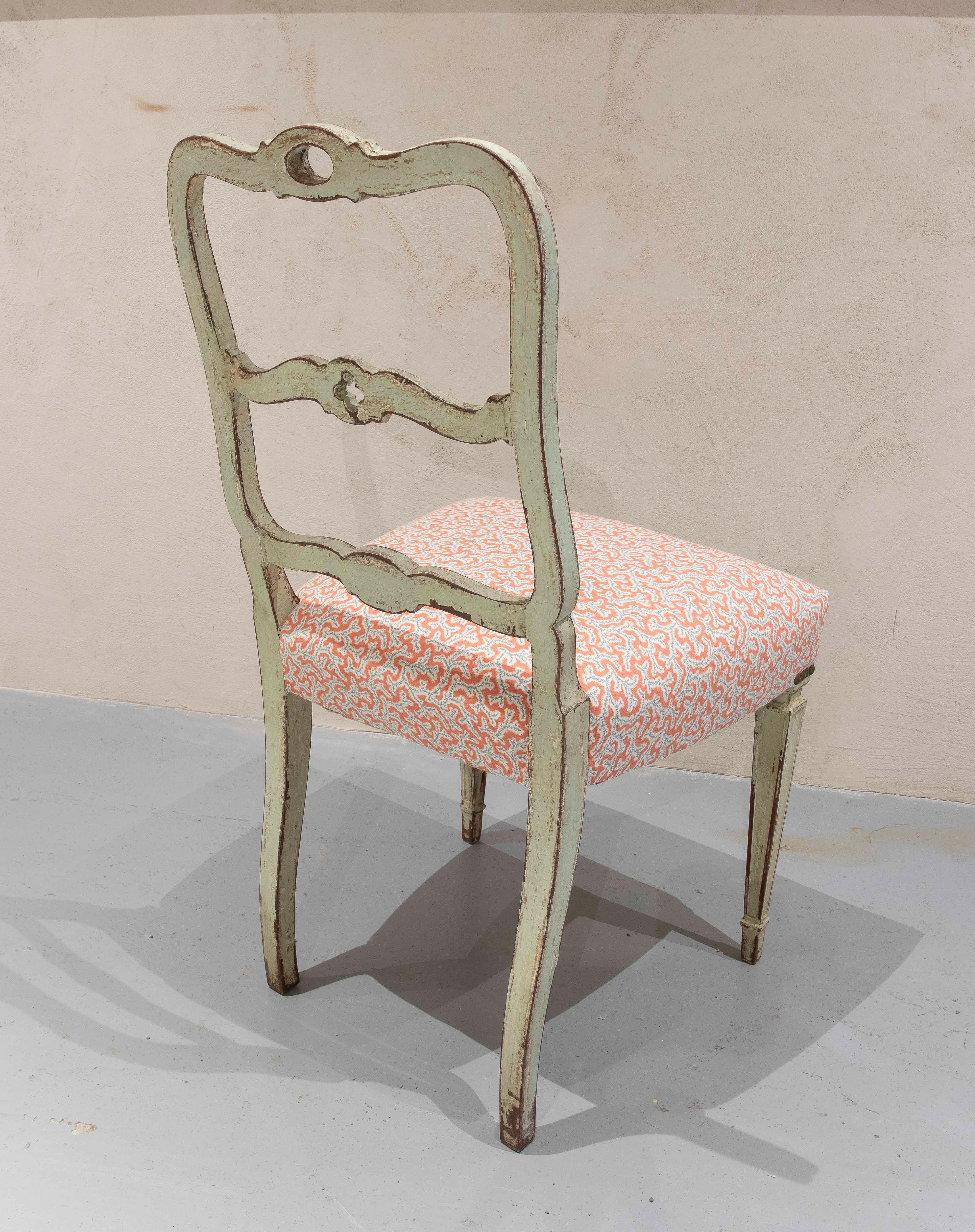 Tissu 1930 - Ensemble de six chaises provençales avec tapisserie corail en vente