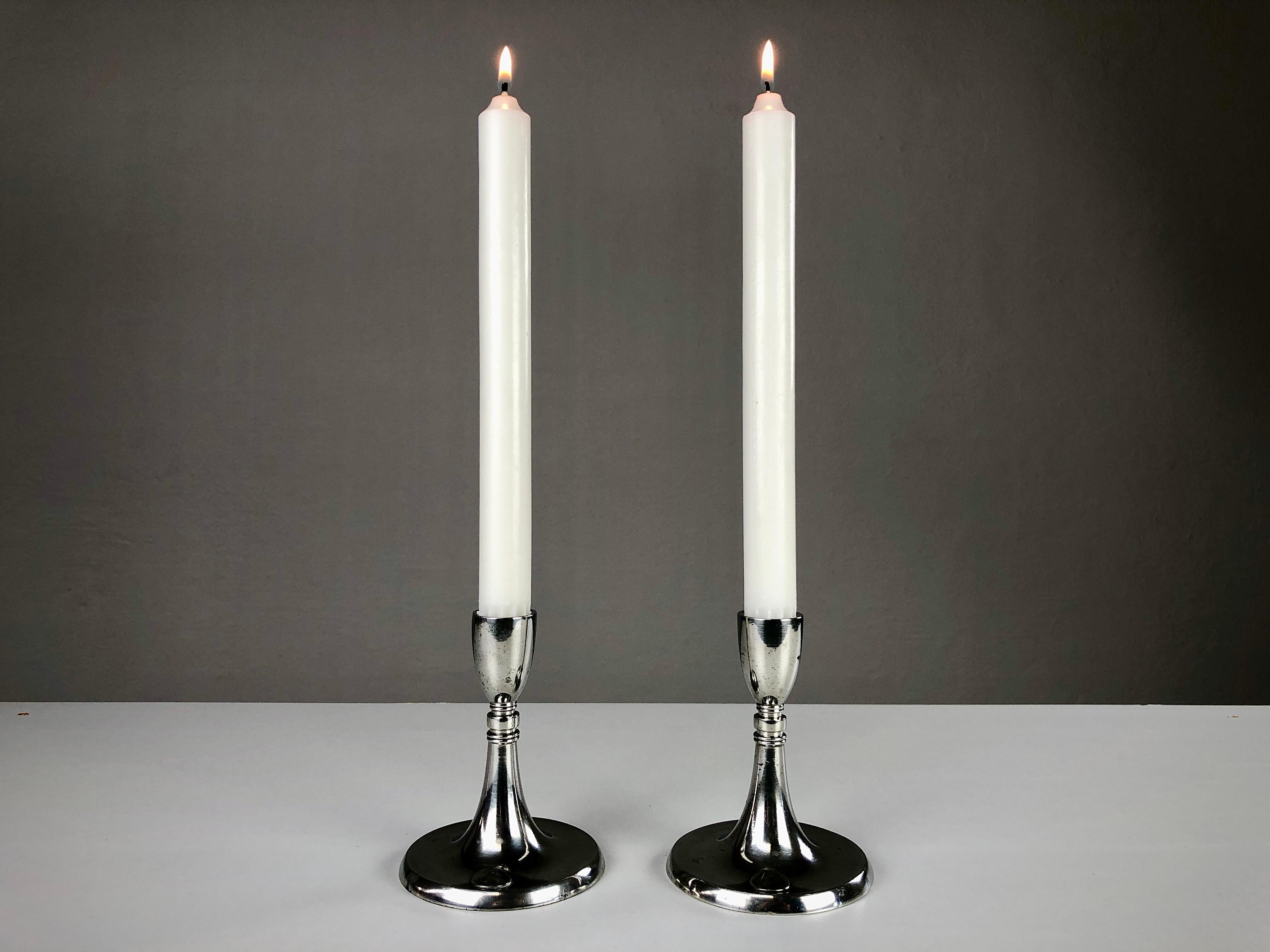 1930er Jahre Satz von zwei dänischen Just Andersen Gartner Art Deco Zinn Kerzenleuchtern (Dänisch) im Angebot