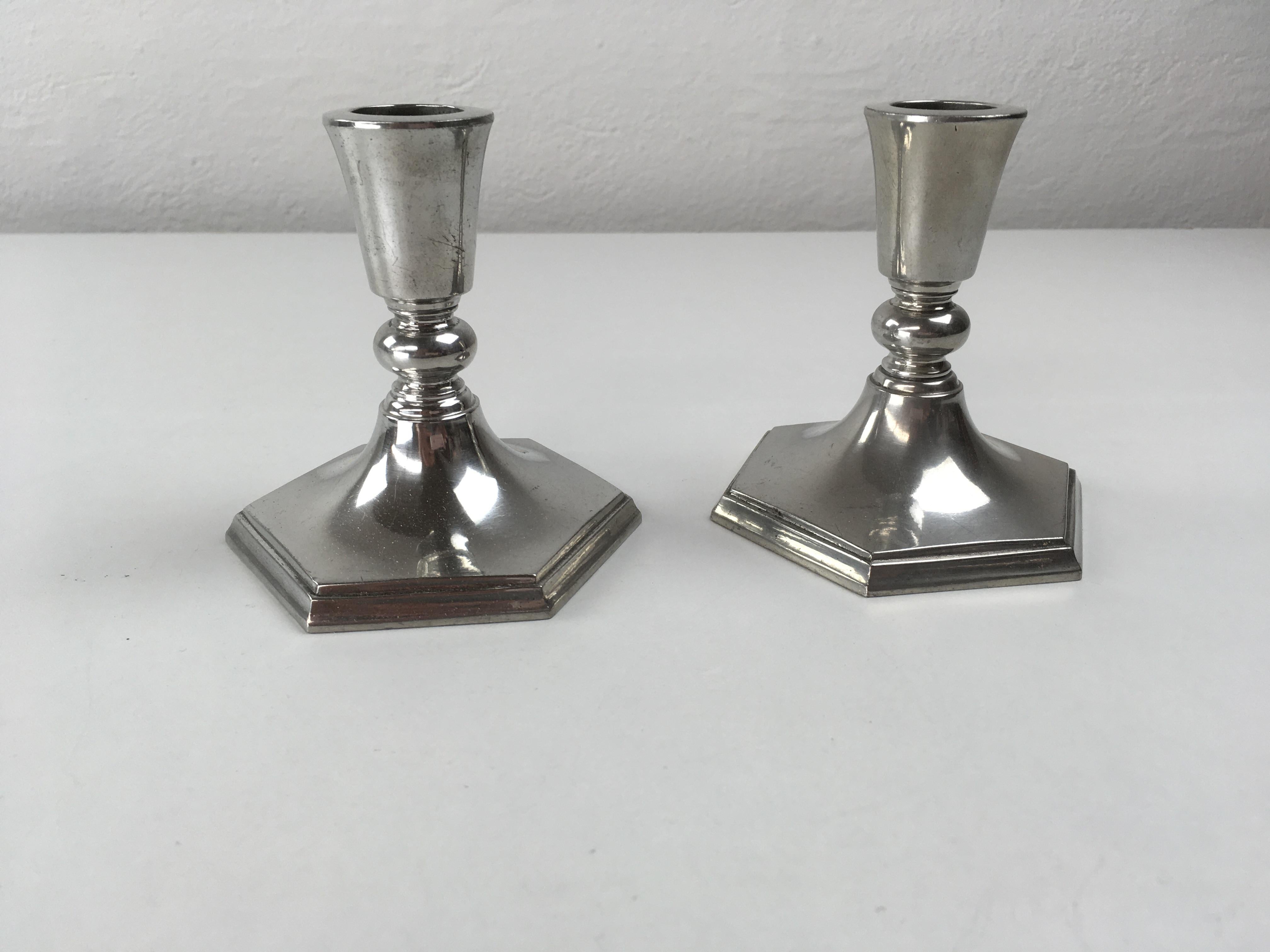 Satz von zwei dänischen Just Andersen Art-Deco-Kerzenhaltern aus Zinn, hergestellt von Just Andersen A/S in den 1930er Jahren.

Die Kerzenhalter sind in gutem Vintage-Zustand und mit Just markiert. Andersens Dreiecksmarke. 

Just Andersen
