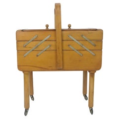 Scatola da cucito anni '30 art deco in legno di ciliegio su ruote