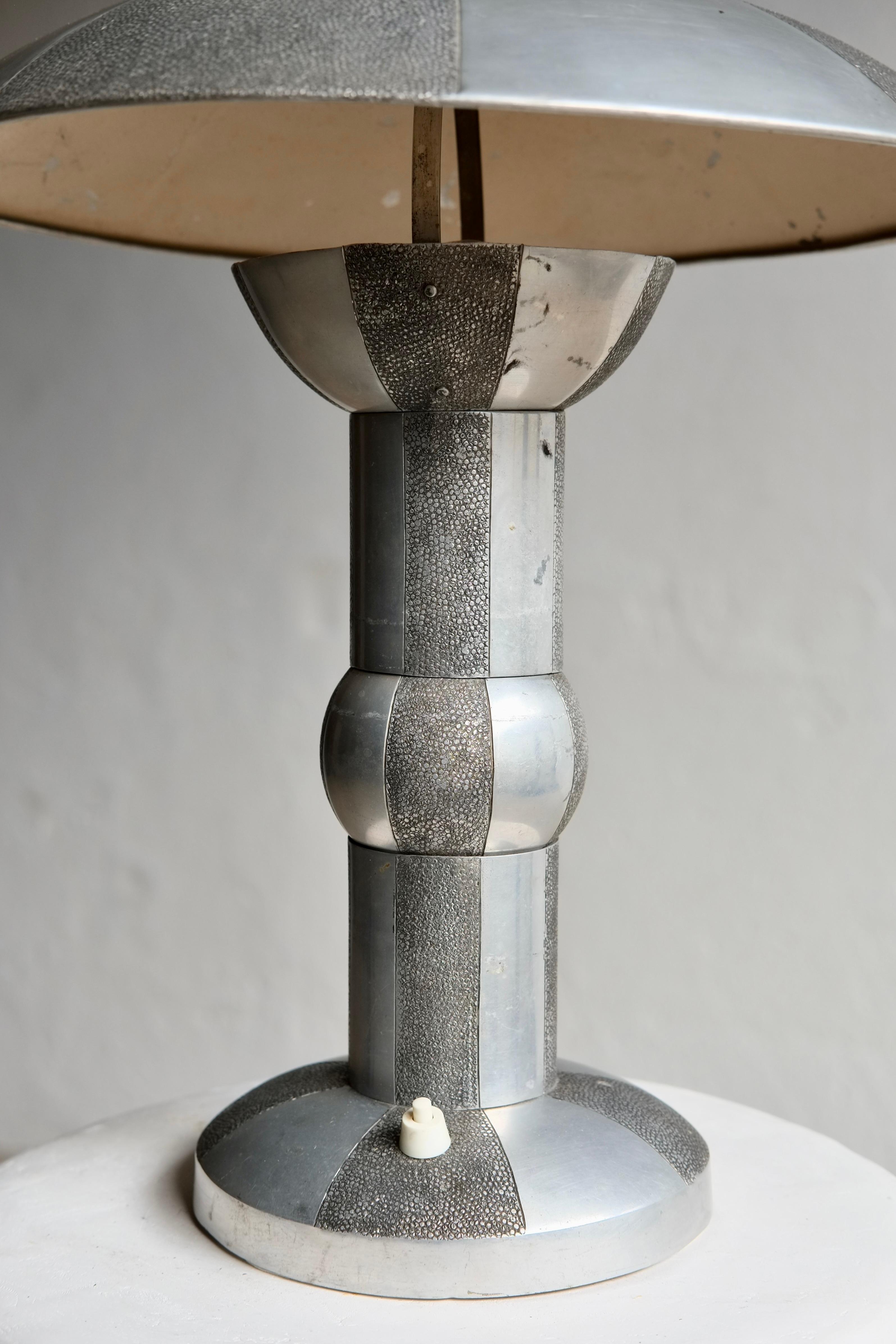 1930er Shagreen Art Deco Lampe (Aluminium) im Angebot