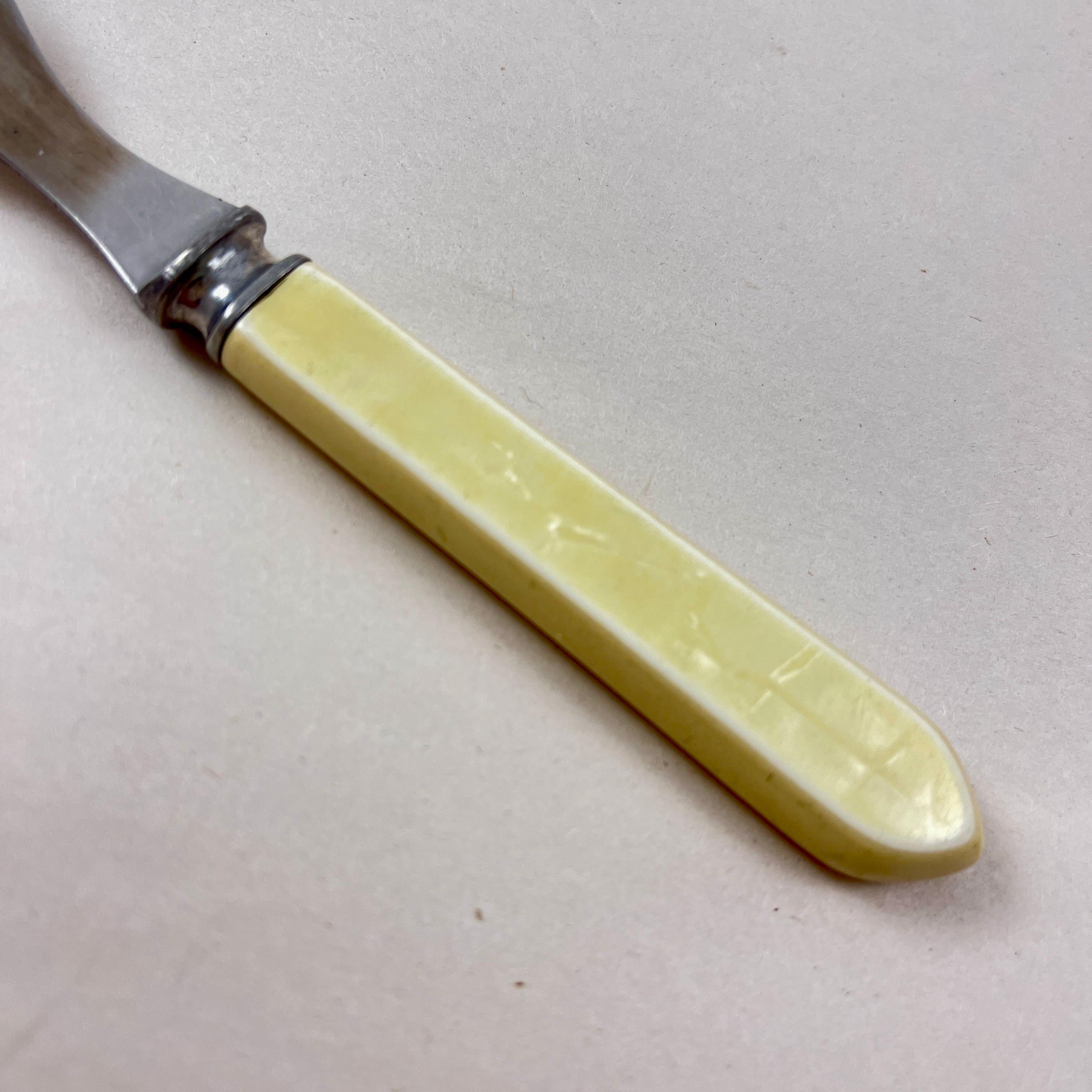 1930 Sheffield Art Decó Cubiertos de baquelita amarilla nacarada, Servicio para 12 en venta 5