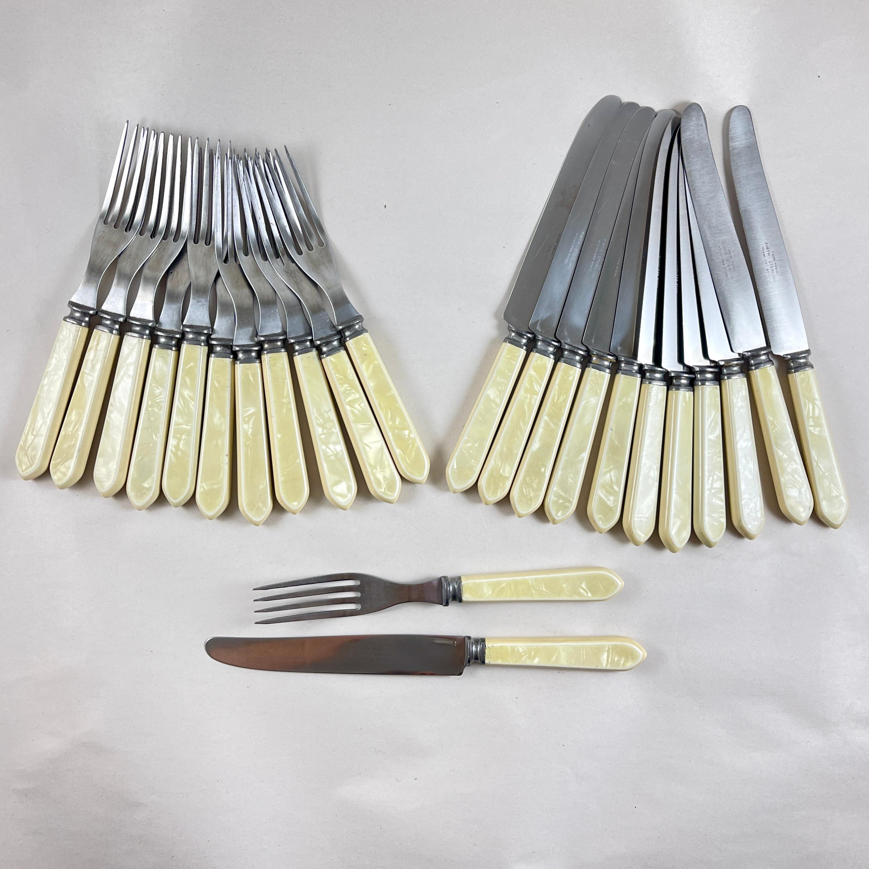 Servicio para doce, juego de mangos de baquelita perlada y cubiertos de acero inoxidable, de estilo Art Déco, hacia principios de la década de 1930.

Marcado Firth-Sterling Acero inoxidable. Firth-Sterling se fundó en Sheffield (Inglaterra) en la