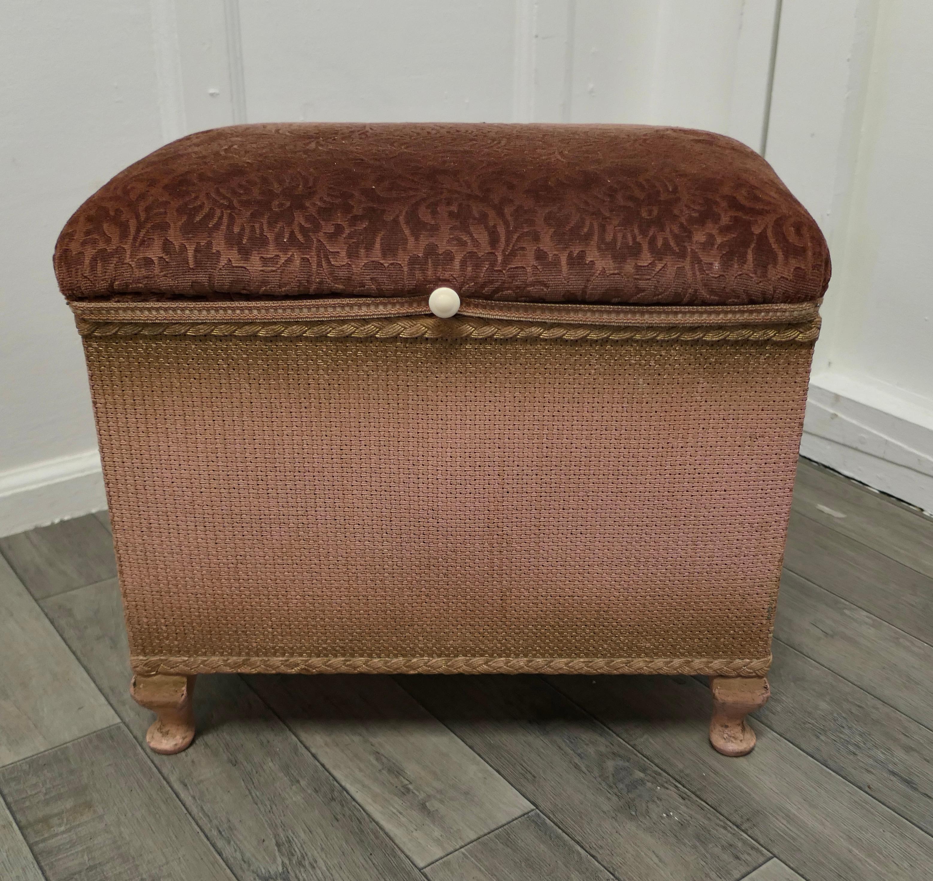 1930s shell pink pressed loom Art Deco ottoman window seat

A useful and stylish piece in original Shell Pink with patterned sculptured velvet upholstery, the seat stands on small cabriole legs
A classic of its time and in good clean used