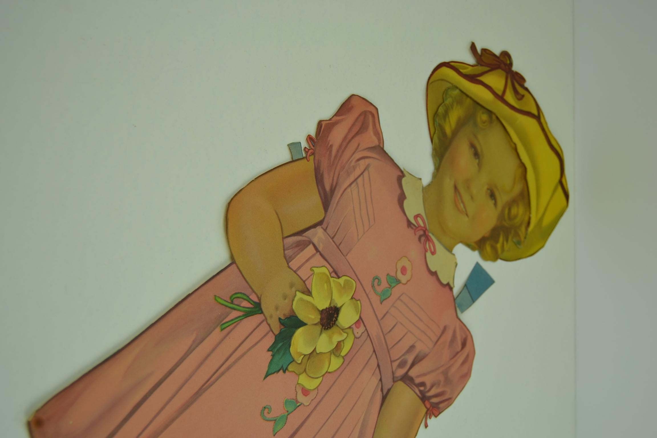 1930er Shirley Temple Papierpuppe Spielzeug mit verschiedenen Outfits im Angebot 5