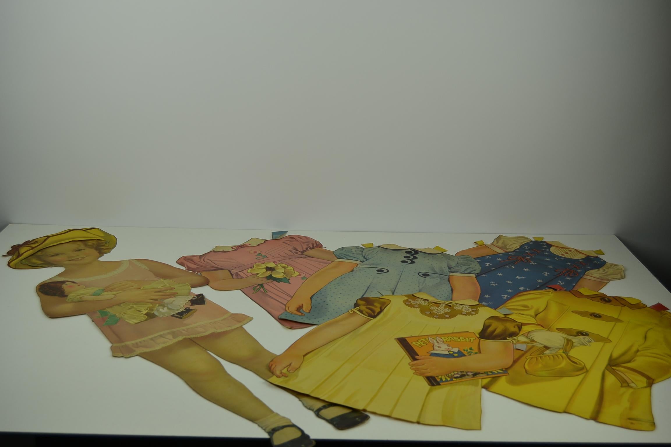 1930er Shirley Temple Papierpuppe Spielzeug mit verschiedenen Outfits im Angebot 8