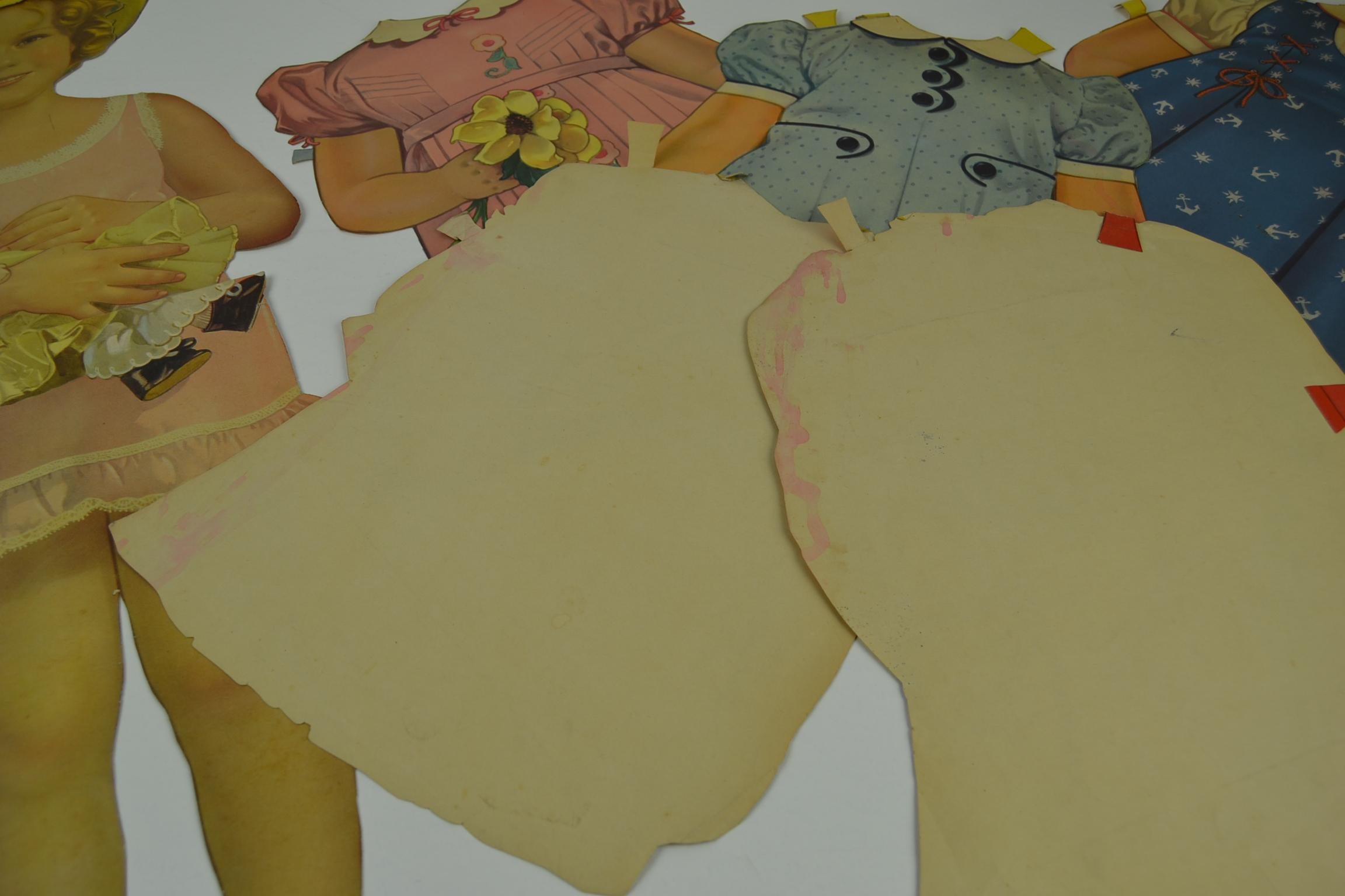 1930er Shirley Temple Papierpuppe Spielzeug mit verschiedenen Outfits im Angebot 14