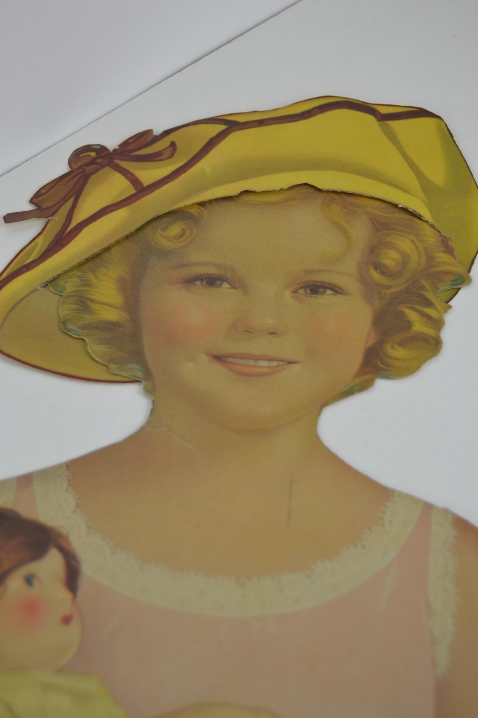 1930er Shirley Temple Papierpuppe Spielzeug mit verschiedenen Outfits (Art déco) im Angebot