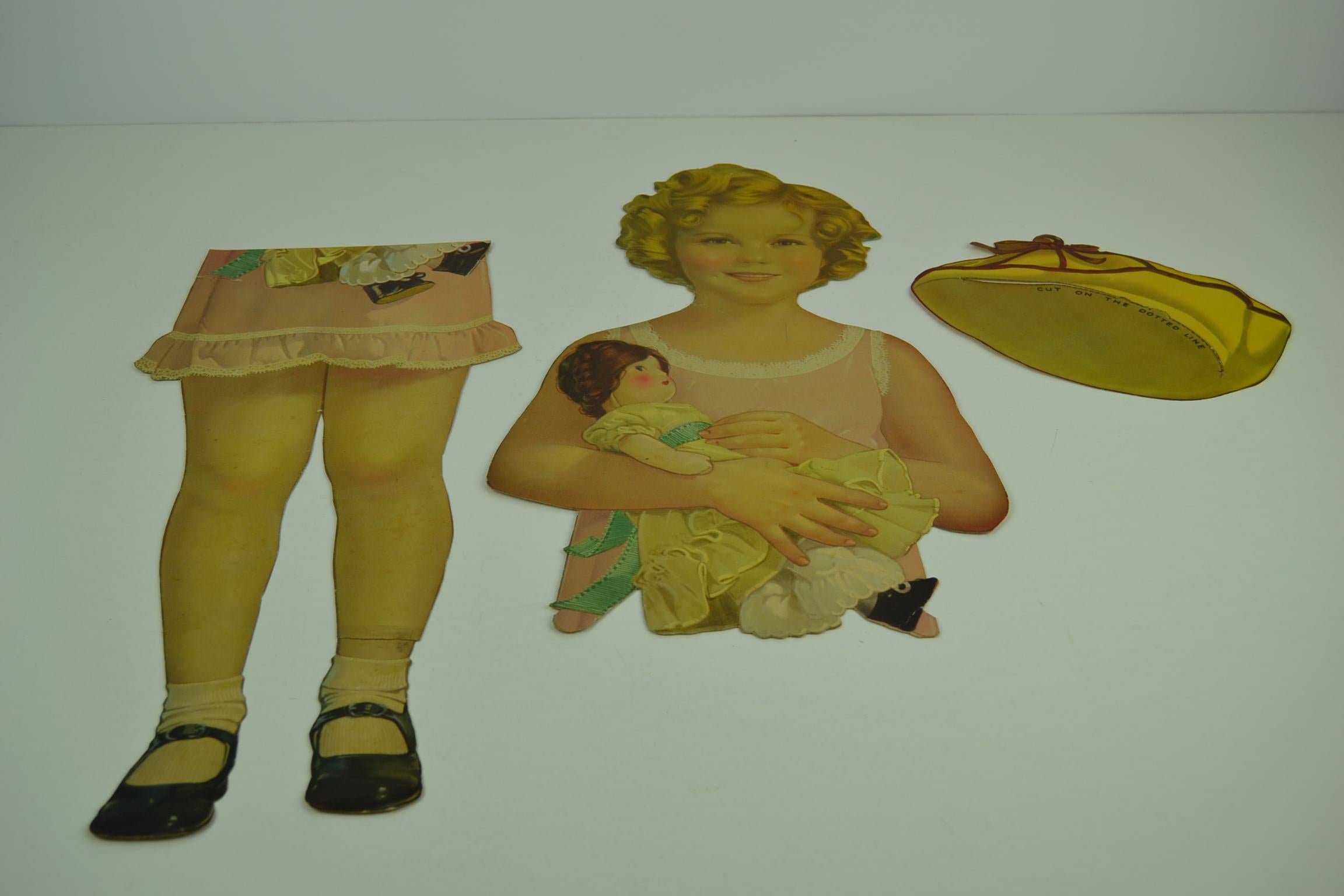 1930er Shirley Temple Papierpuppe Spielzeug mit verschiedenen Outfits im Zustand „Gut“ im Angebot in Antwerp, BE