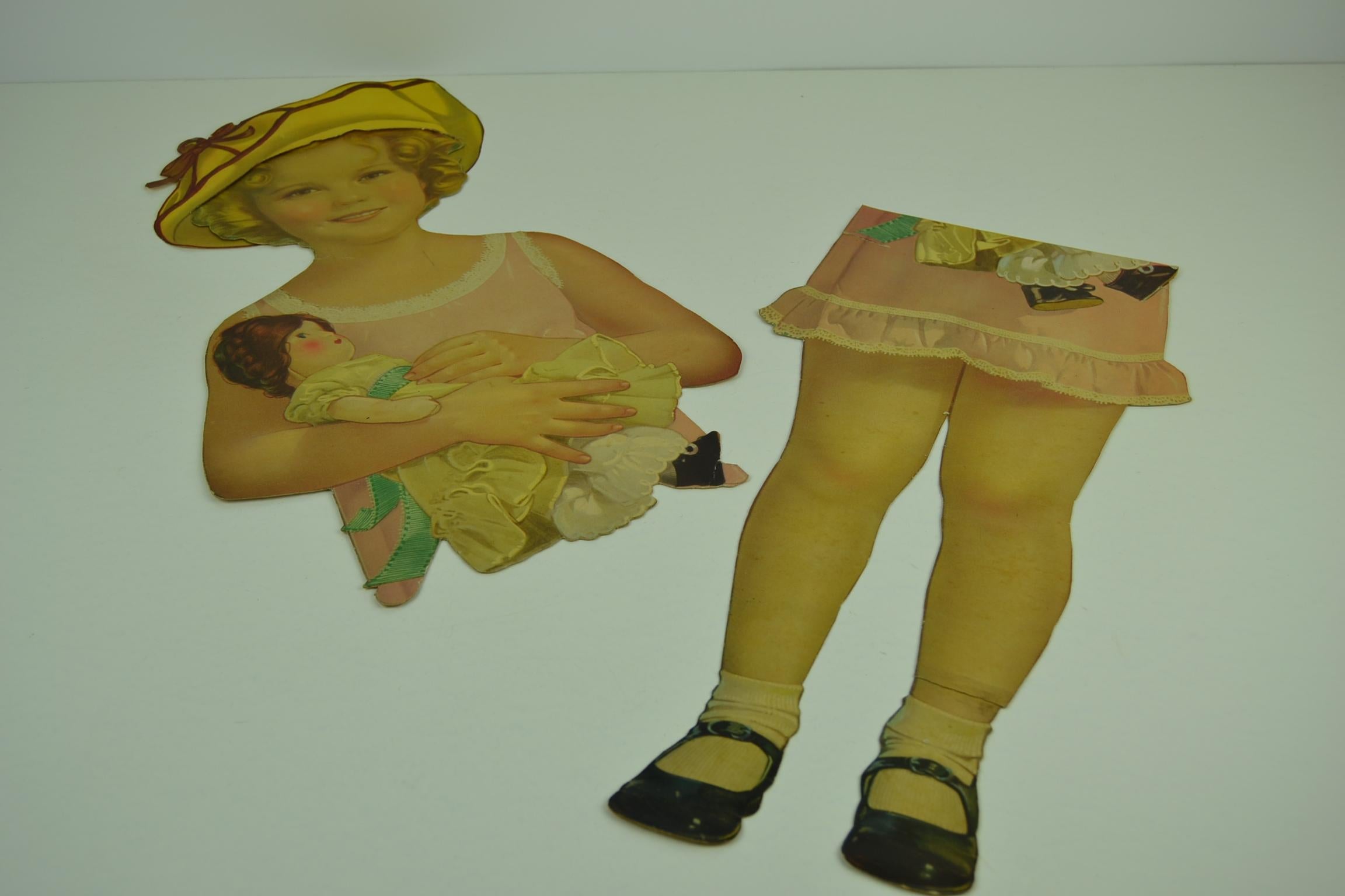 1930er Shirley Temple Papierpuppe Spielzeug mit verschiedenen Outfits im Angebot 1