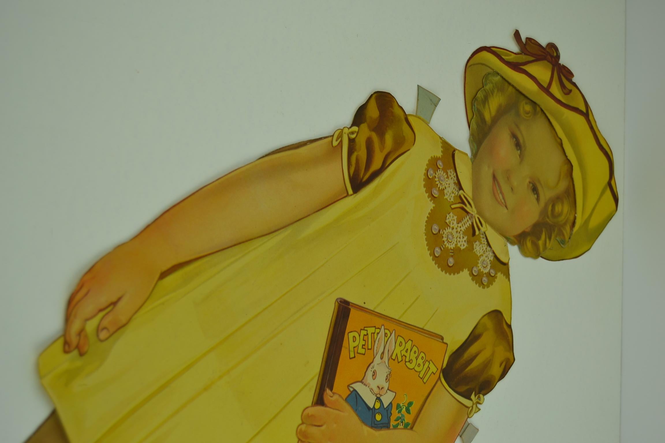 1930s Shirley Temple Paper Doll Toy with Different Outfits In Good Condition For Sale In Retie, BE