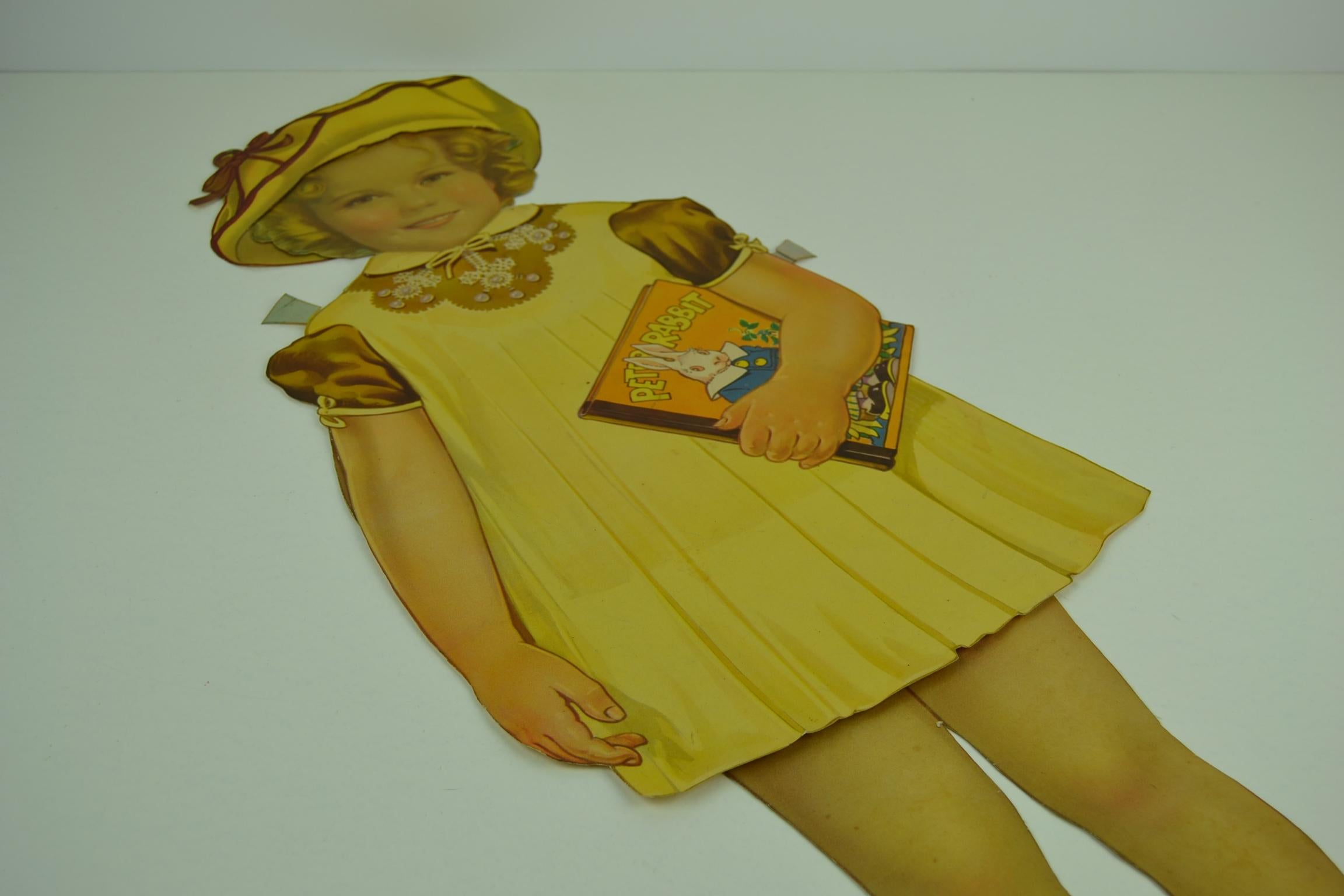 1930er Shirley Temple Papierpuppe Spielzeug mit verschiedenen Outfits im Angebot 3
