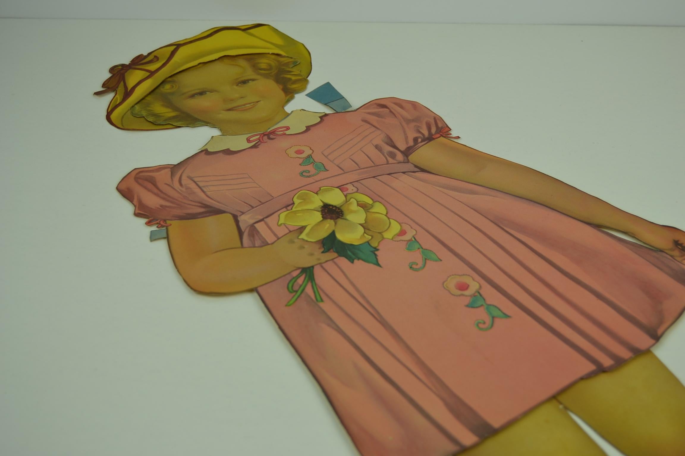 1930er Shirley Temple Papierpuppe Spielzeug mit verschiedenen Outfits im Angebot 4