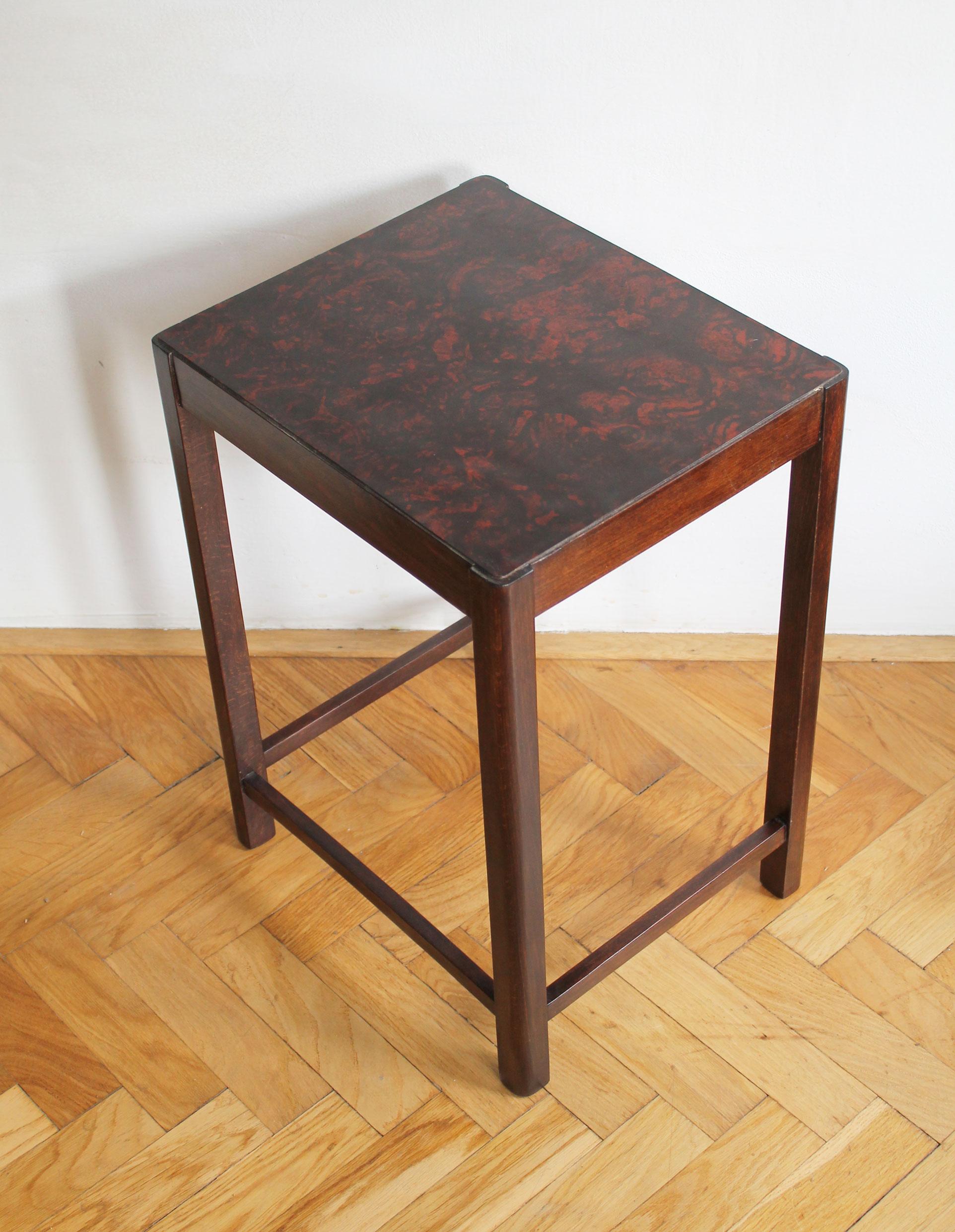 Rare table d'appoint conçue par Thonet et produite dans l'usine de la société dans l'ancienne Tchécoslovaquie.

Cette pièce a été produite dans les années 1930 et son design témoigne d'une évolution vers une esthétique moderniste puriste. Les