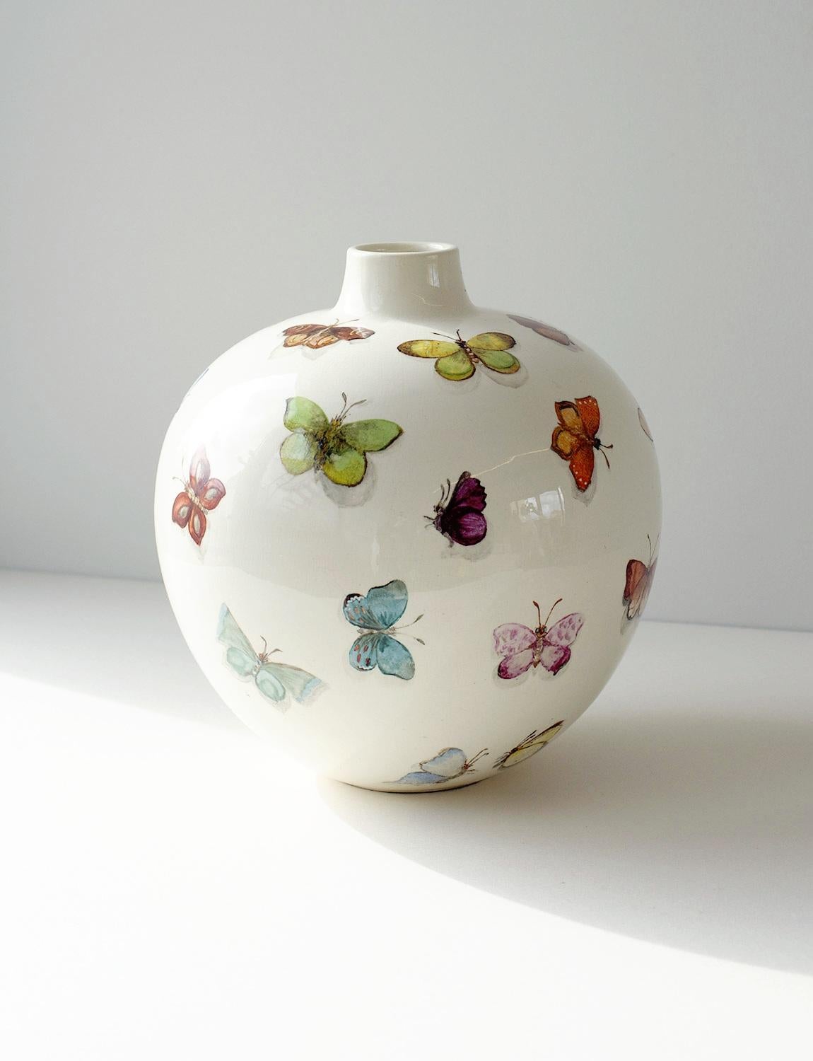 Este Jarrón Mariposa, excepcionalmente raro y bello, fue diseñado por Guido Andlovitz para la casa de cerámica Società Ceramica Italiana, Lavenia, donde fue Director Artístico en la década de 1930. Esta forma y estilo de jarrón de Andlovitz está