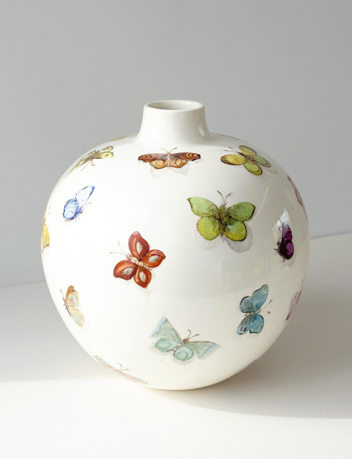 Jarrón de cerámica Lavenia firmado en los años 30 por Guido Andlovitz con mariposas Pintado a mano