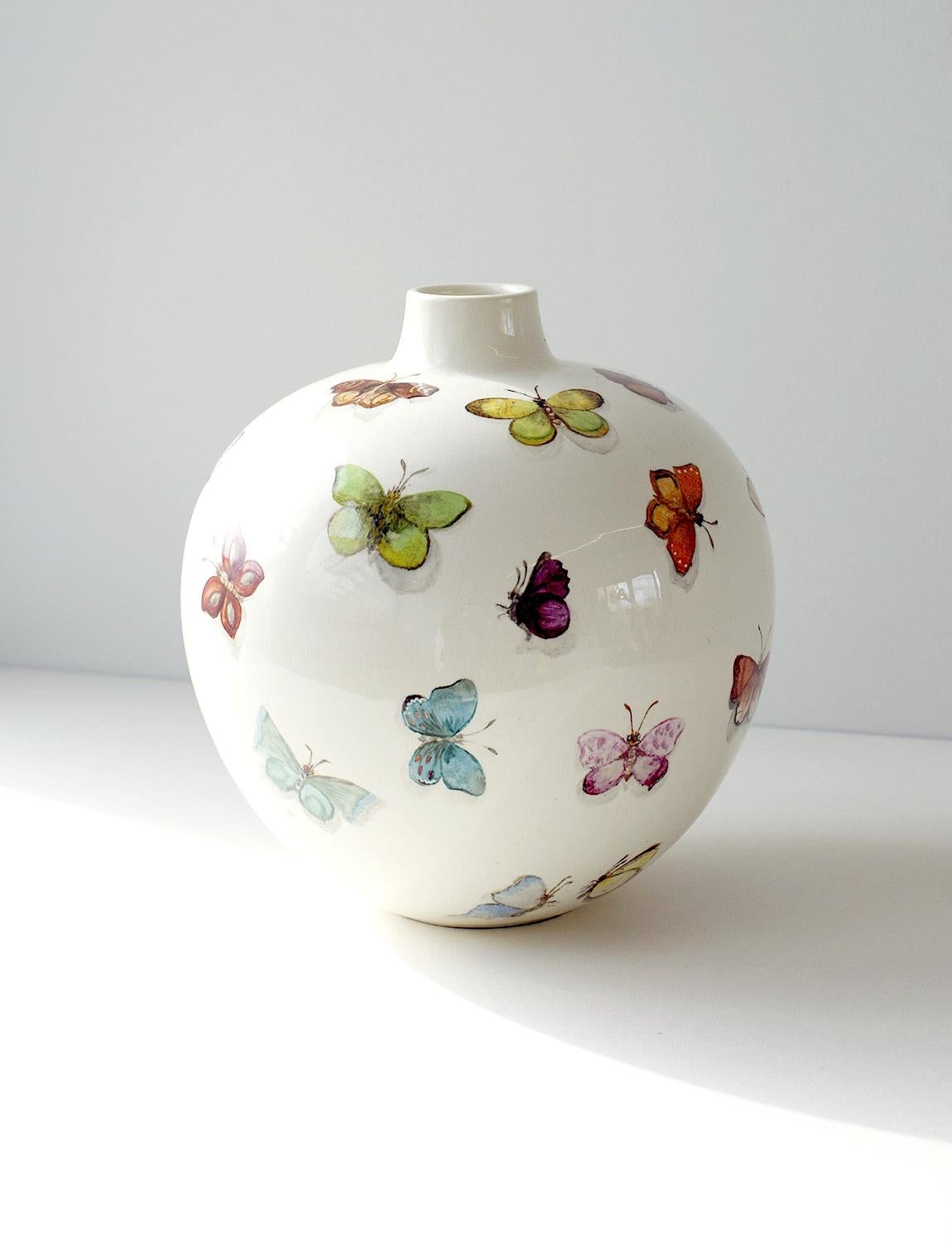 1930s Signed Lavenia Ceramic Vase by Guido Andlovitz with Butterflies  In Excellent Condition For Sale In Roma, IT