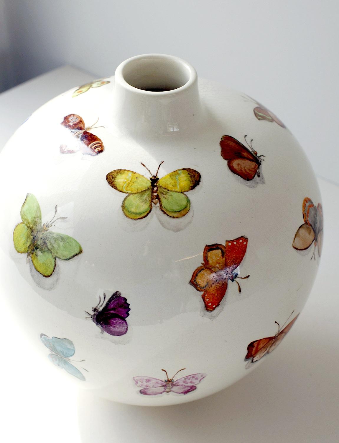 Milieu du XXe siècle Vase en céramique Lavenia signé par Guido Andlowitz avec papillons, années 1930  en vente