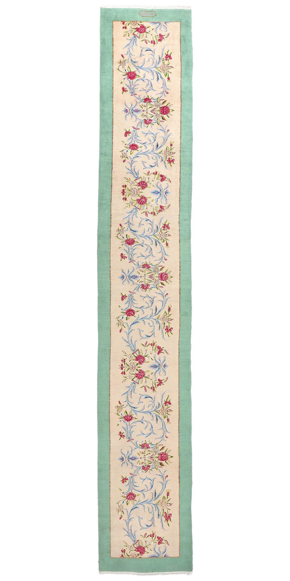 Tappeto persiano Kerman firmato del 1930 con stile tradizionale, 3'3 x 19'9 in vendita 4