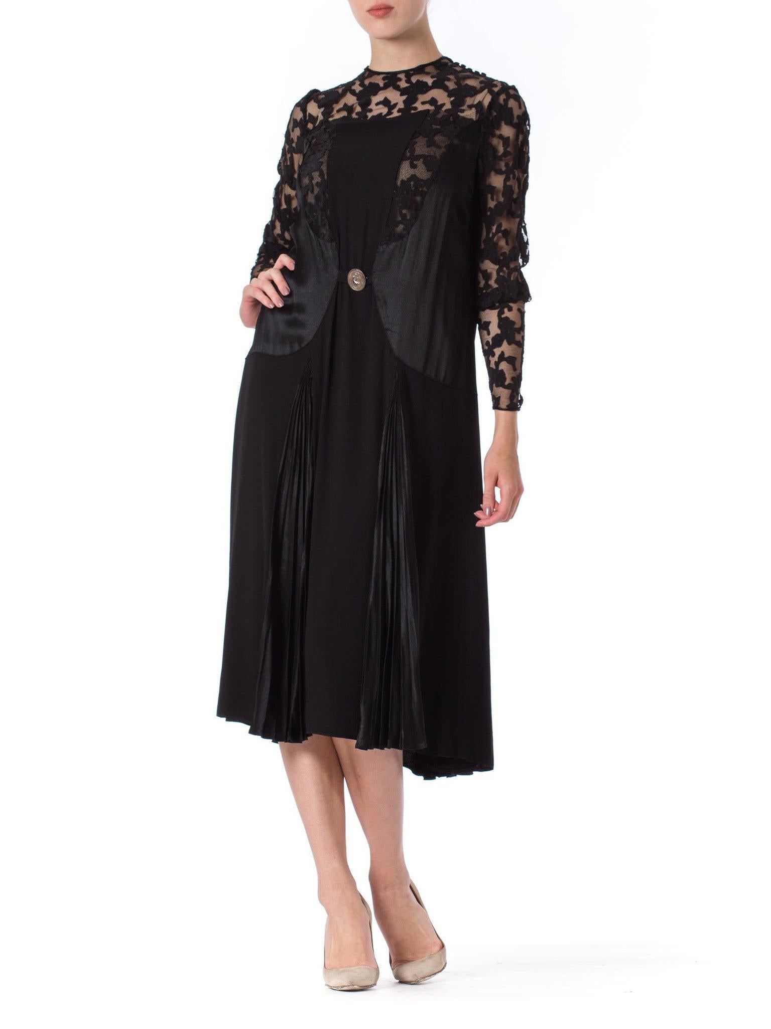 robe 1920S en crêpe de soie noir et filet appliqué avec de superbes manches à boucle
