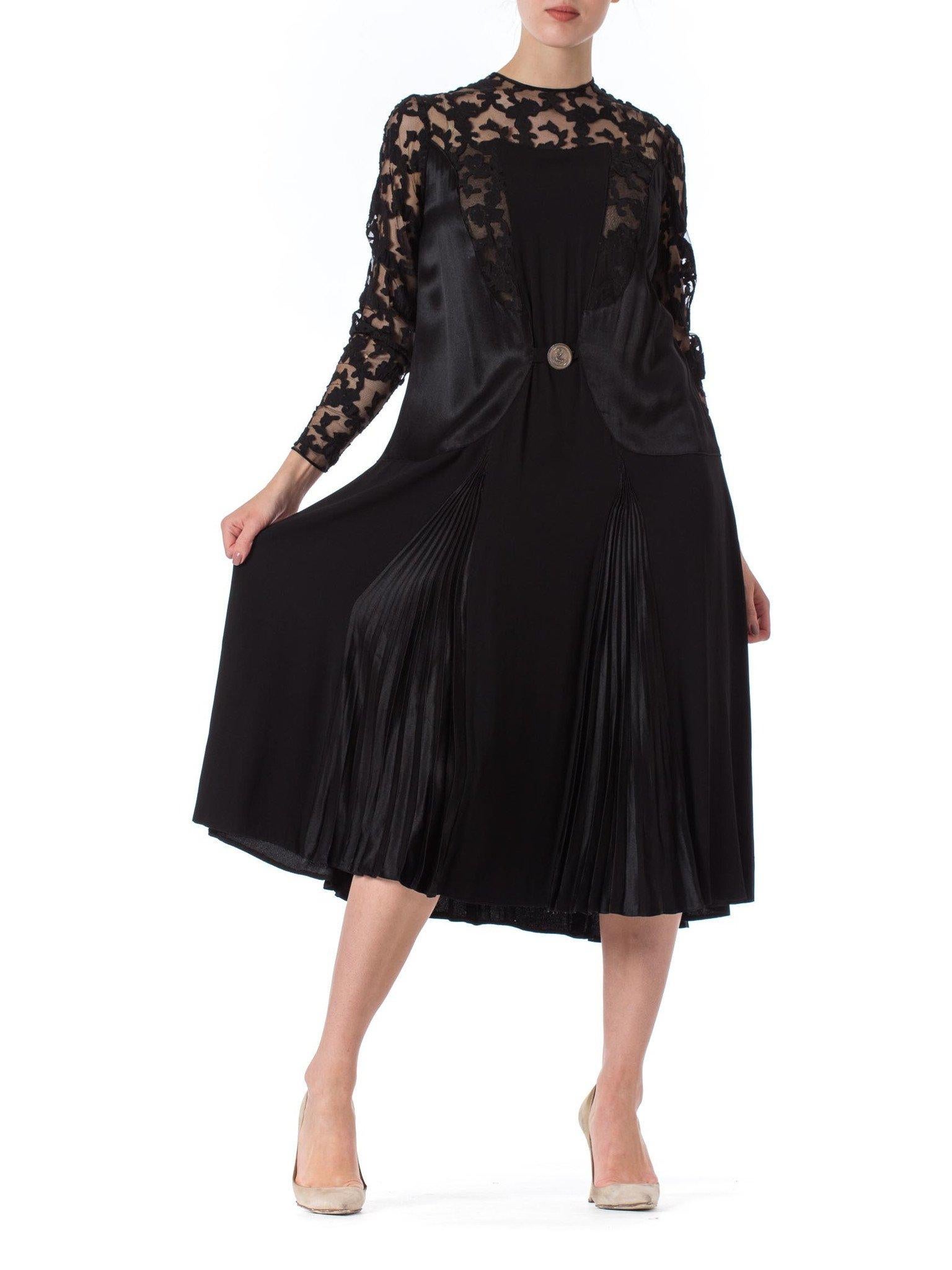 Schwarzes Seidenkrepp- und appliziertes Netzkleid aus den 1920er Jahren mit wunderschönen Schnallenärmeln im Zustand „Gut“ im Angebot in New York, NY