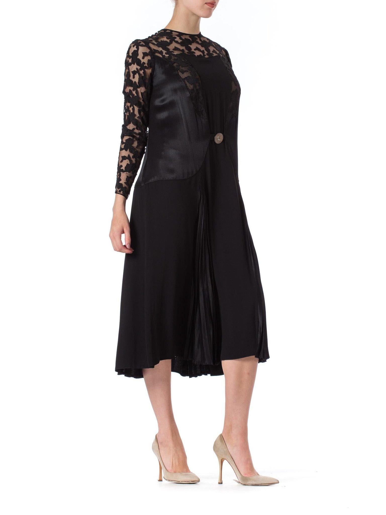 Schwarzes Seidenkrepp- und appliziertes Netzkleid aus den 1920er Jahren mit wunderschönen Schnallenärmeln Damen im Angebot