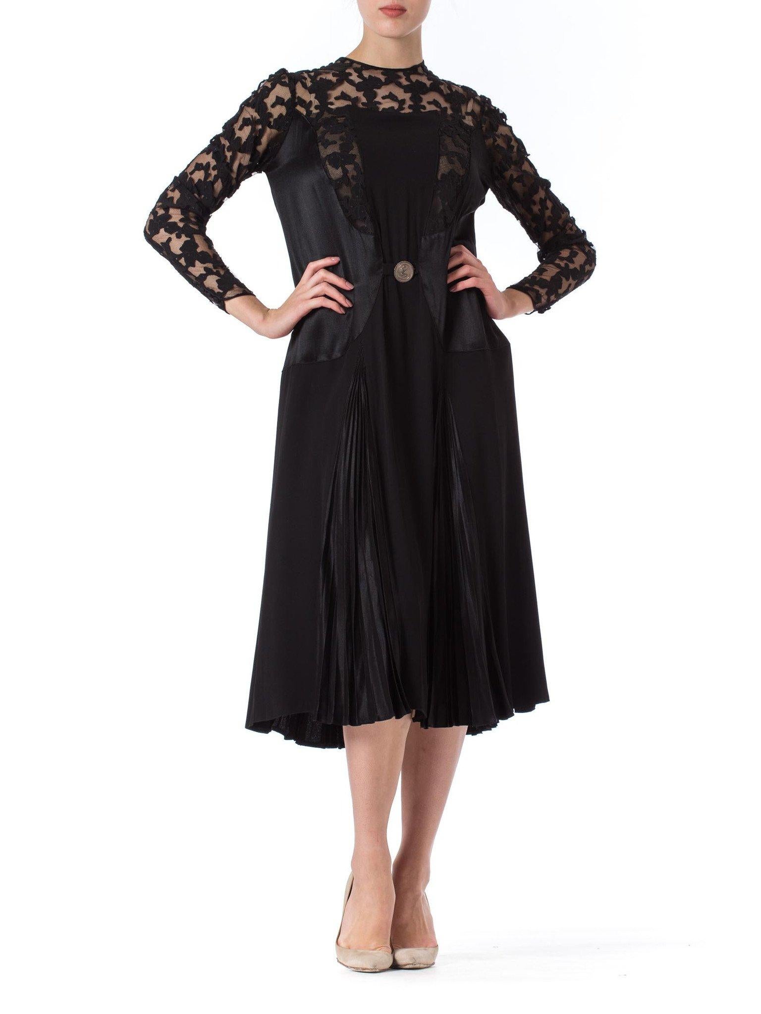 Schwarzes Seidenkrepp- und appliziertes Netzkleid aus den 1920er Jahren mit wunderschönen Schnallenärmeln im Angebot 1