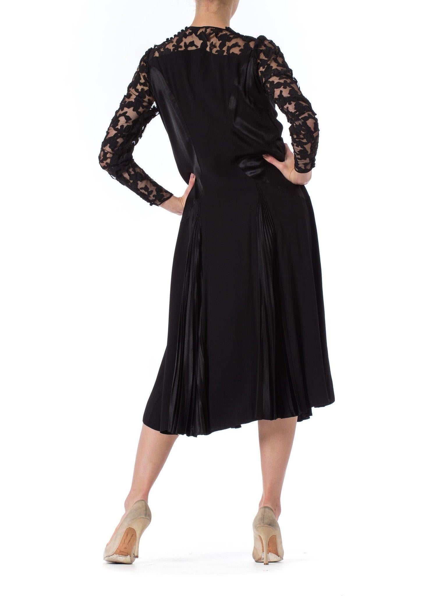 Schwarzes Seidenkrepp- und appliziertes Netzkleid aus den 1920er Jahren mit wunderschönen Schnallenärmeln im Angebot 2