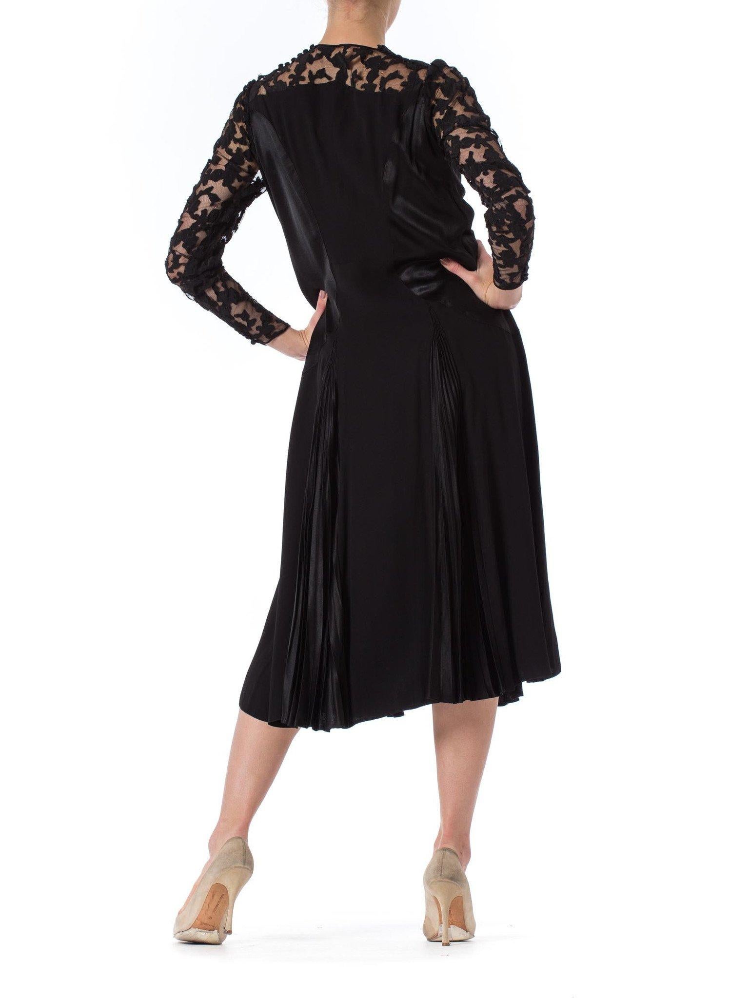 Robe en crêpe de soie noir et filet appliqué avec de superbes manches à boucles, années 1920 en vente 1