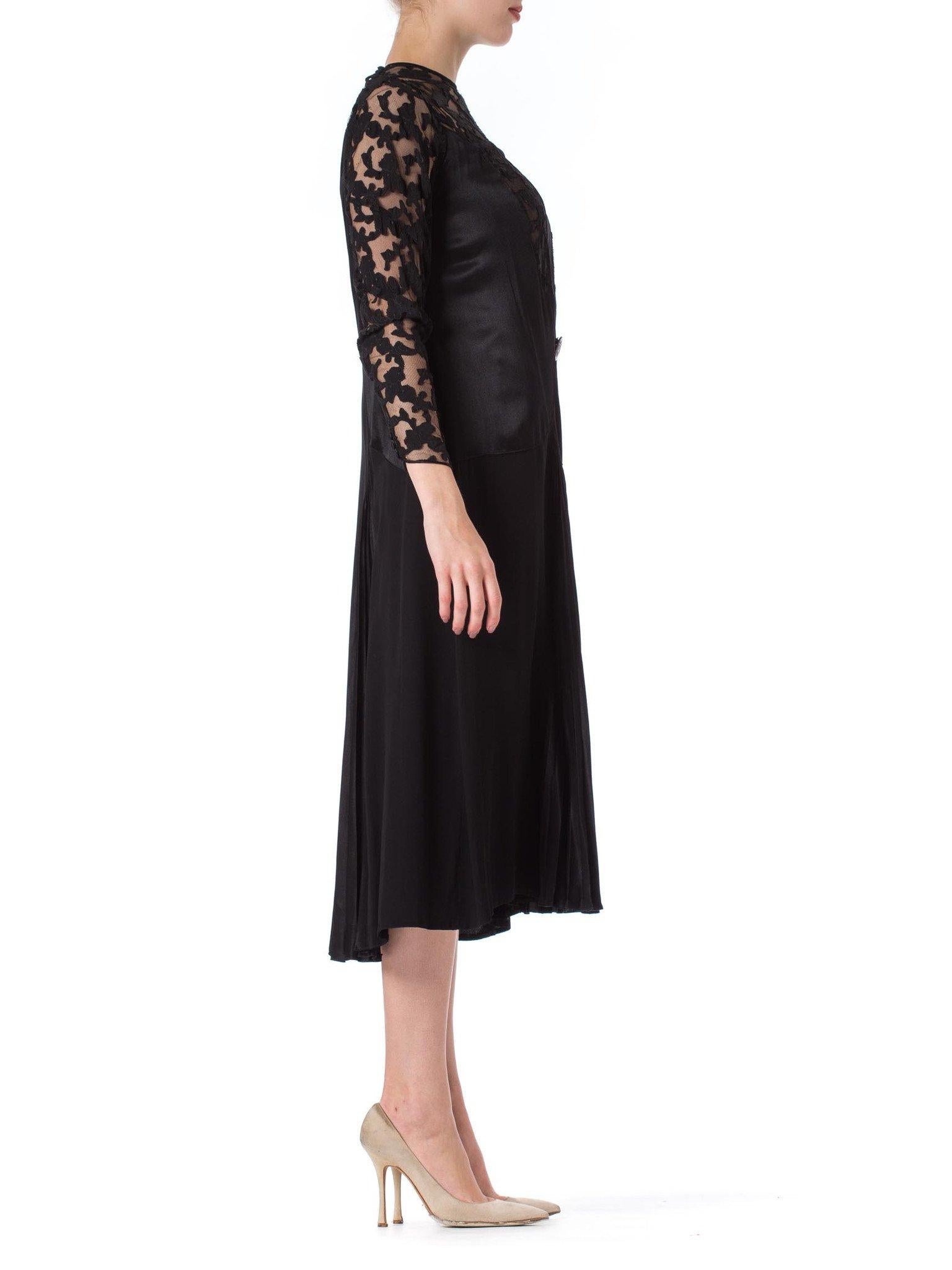 Robe en crêpe de soie noir et filet appliqué avec de superbes manches à boucles, années 1920 en vente 3