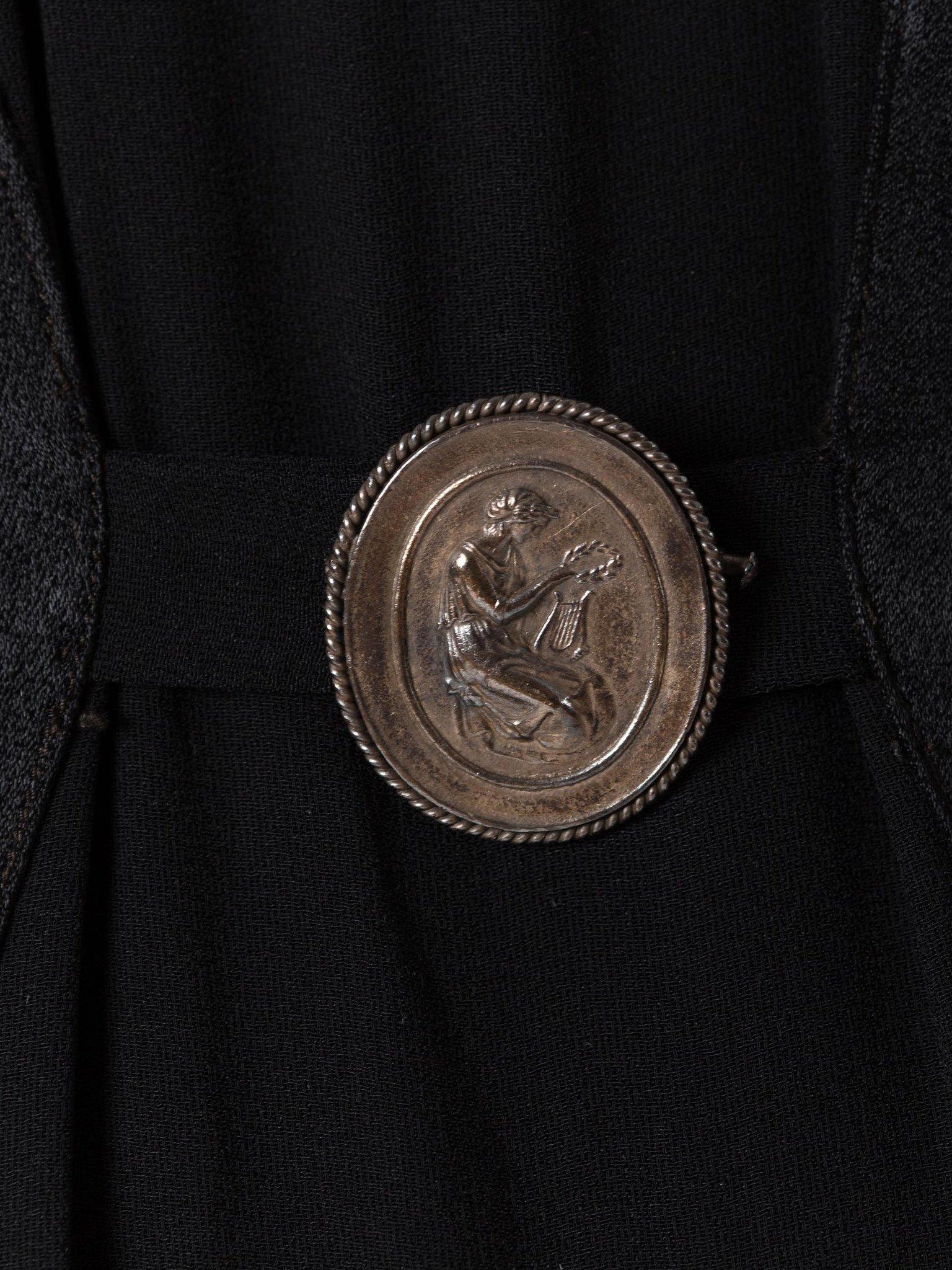 Schwarzes Seidenkrepp- und appliziertes Netzkleid aus den 1920er Jahren mit wunderschönen Schnallenärmeln im Angebot 5