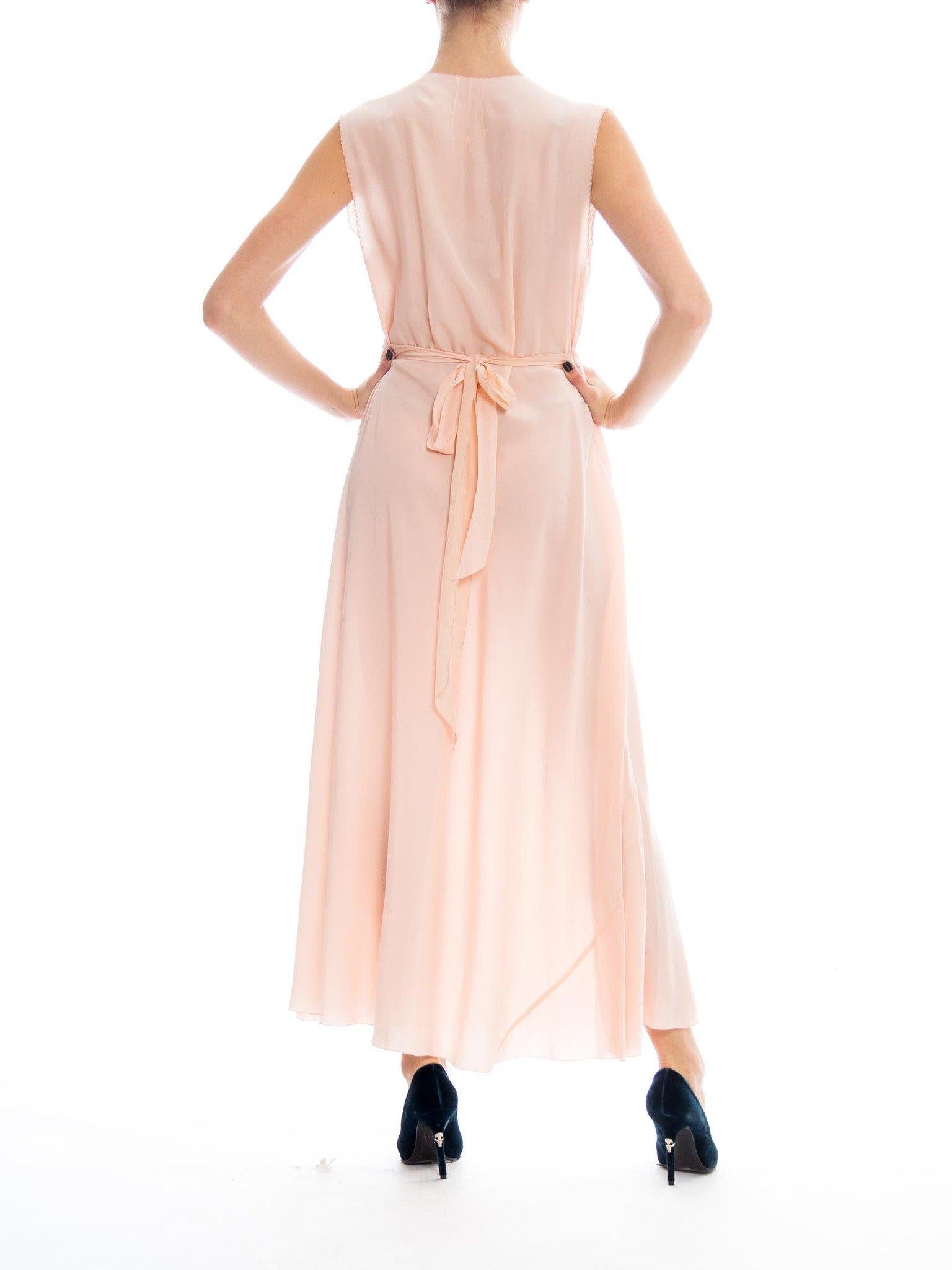 Französisches Couture-Nachtkleid aus rosa Seidenkrepp von Chine aus den 1930er Jahren  KleidNegligee W (Weiß) im Angebot