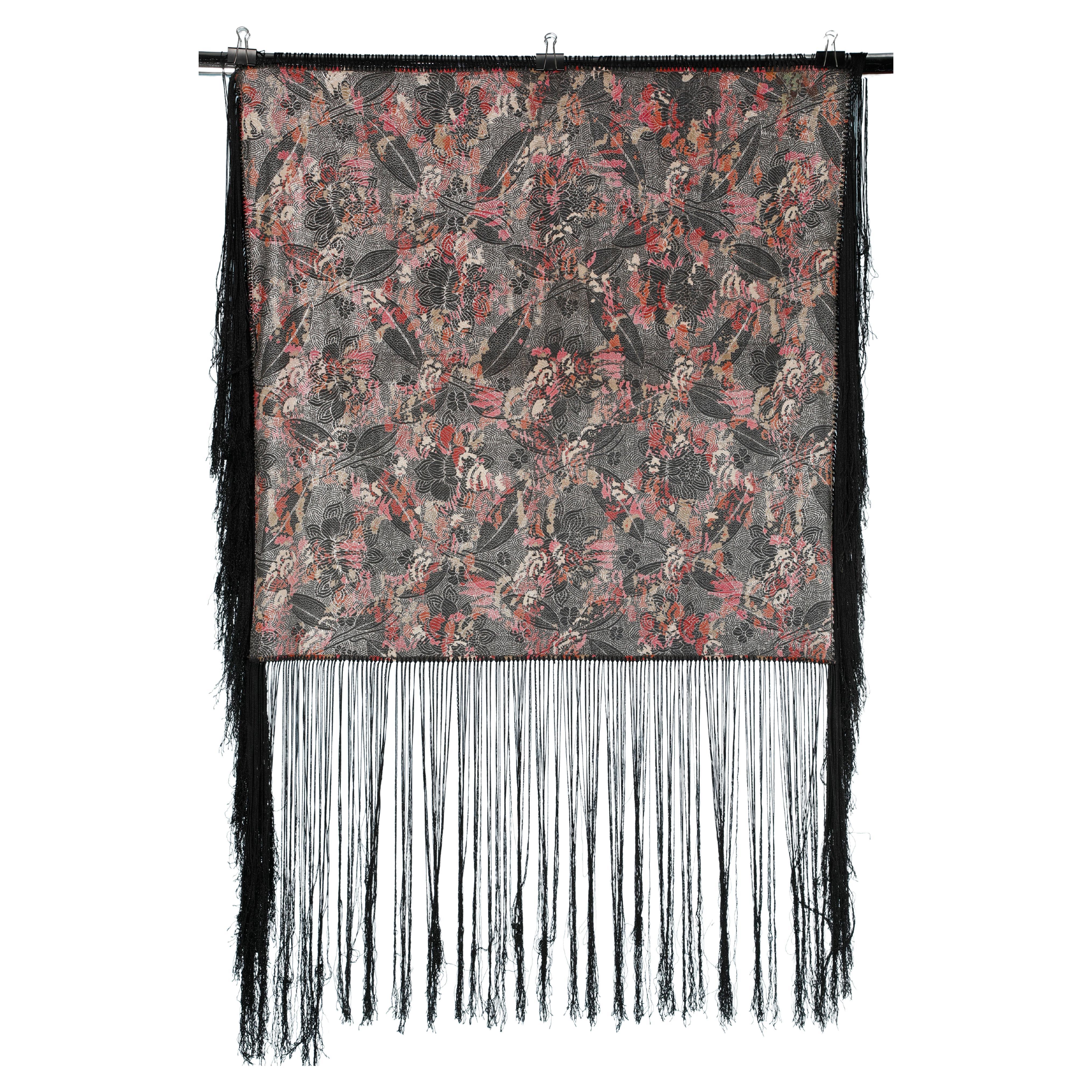 Scialle in seta jacquard anni '30 con frange in lurex e seta nera