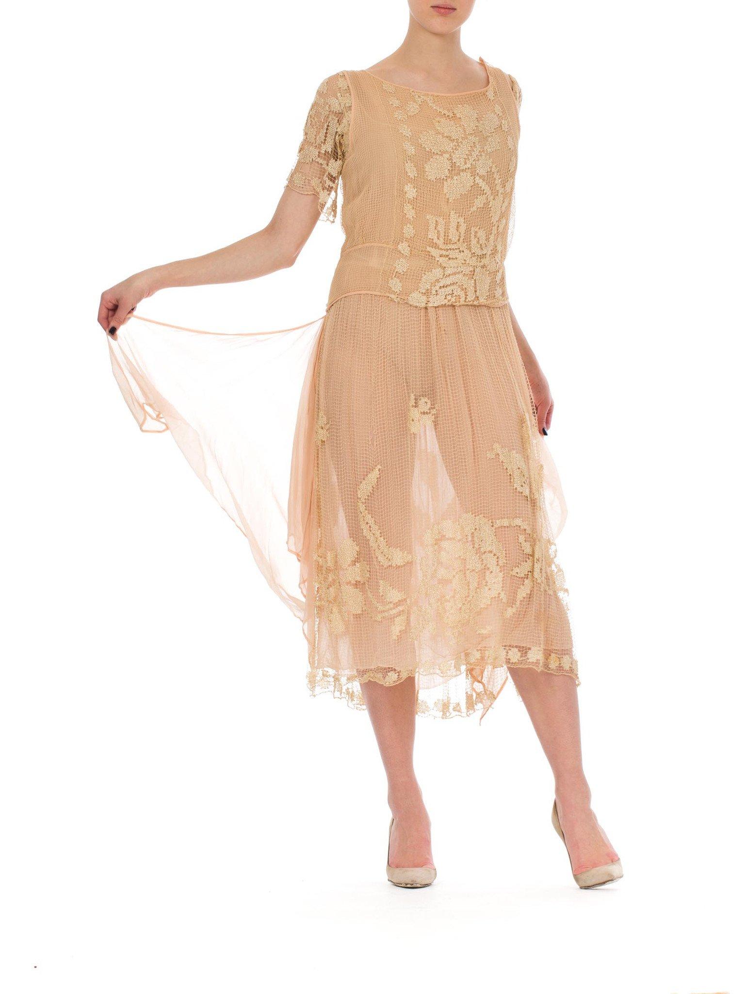 Beige 1920S Blush Pink Silk Mousseline & Hand-Made Ecru Filliet Lace Dress For Sale