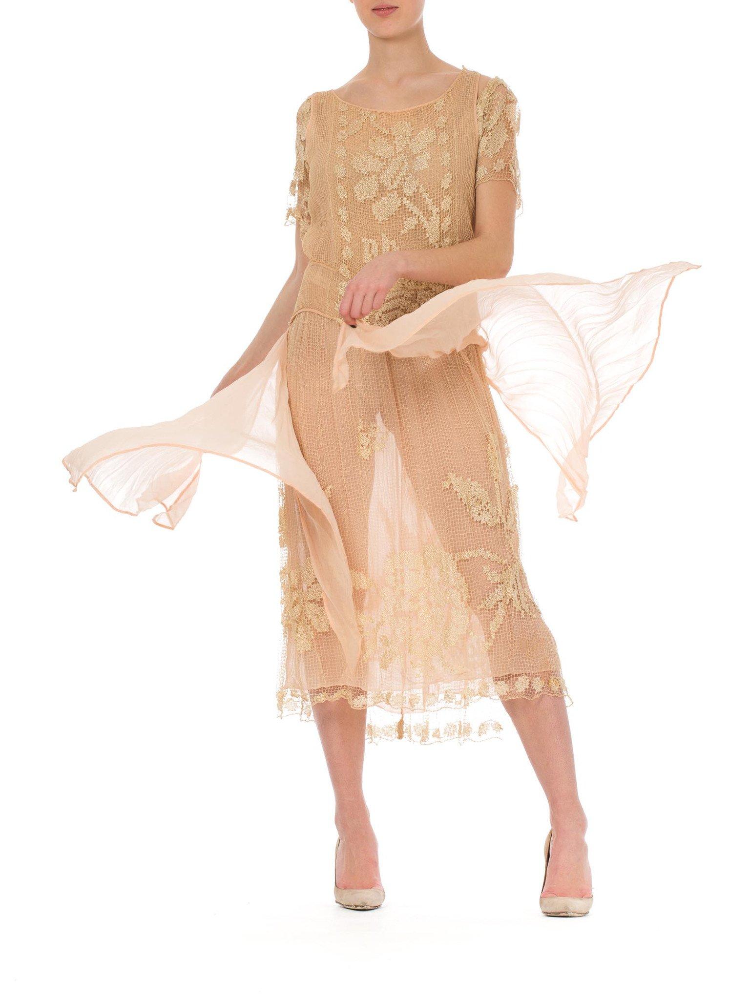 1920S Blush Pink Silk Mousseline & Hand-Made Ecru Filliet Lace Dress In Excellent Condition For Sale In New York, NY