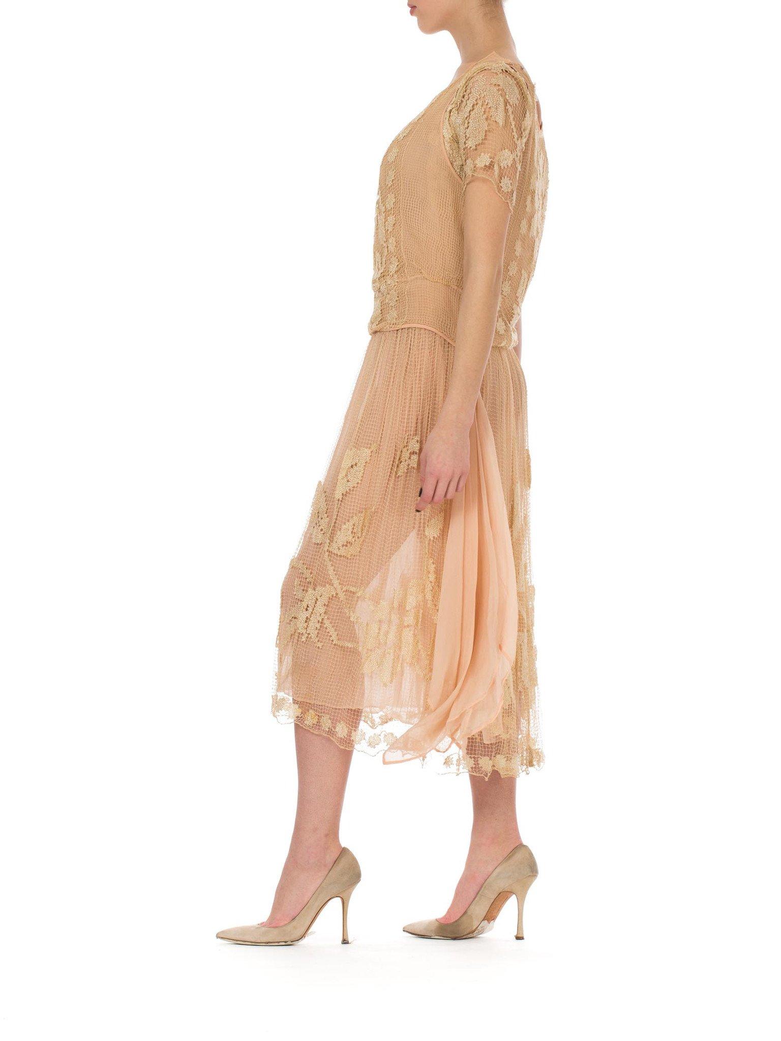 1920S Blush Pink Silk Mousseline & Hand-Made Ecru Filliet Lace Dress For Sale 3