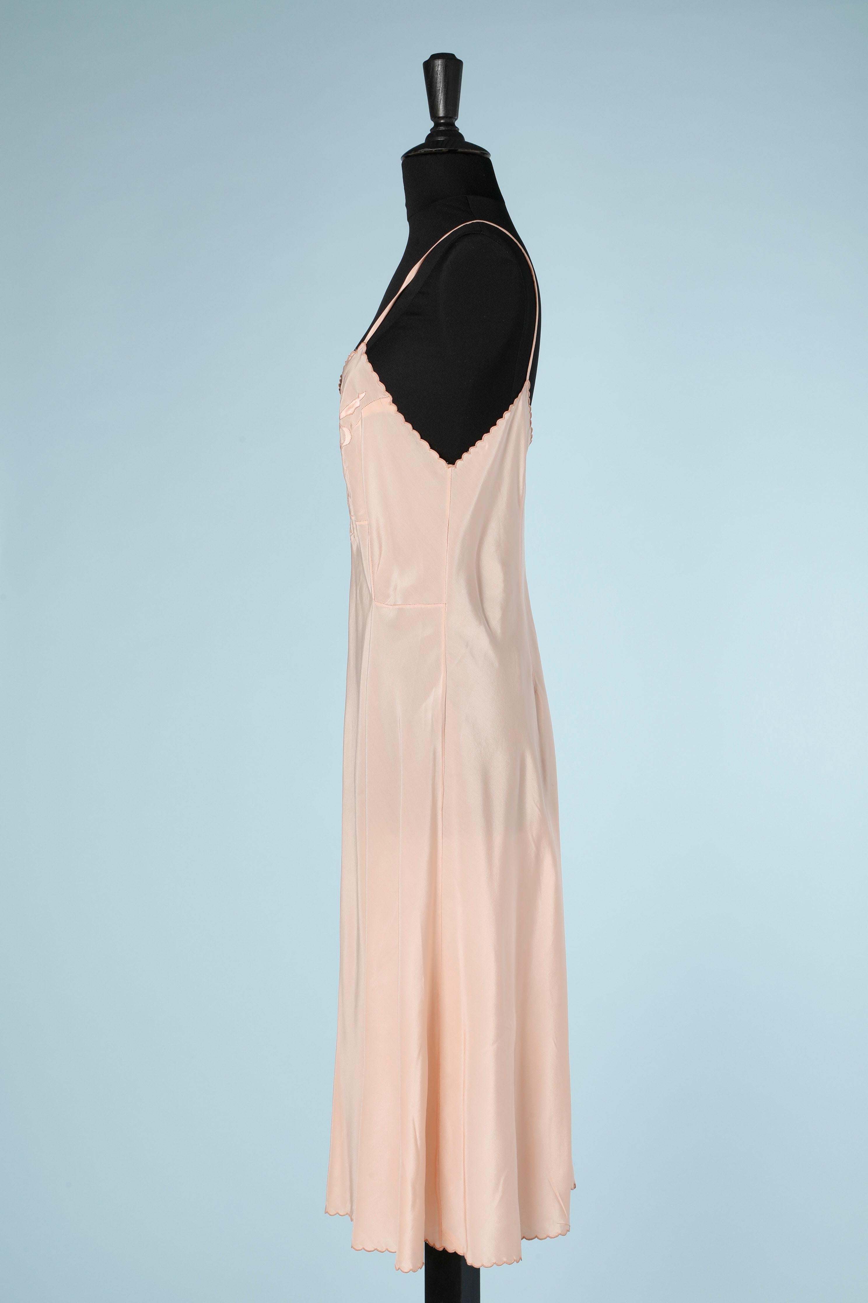 1930's  Seidenslip-Kleid aus besticktem Seidenfaden und Seidenschlickerei  (Beige) im Angebot