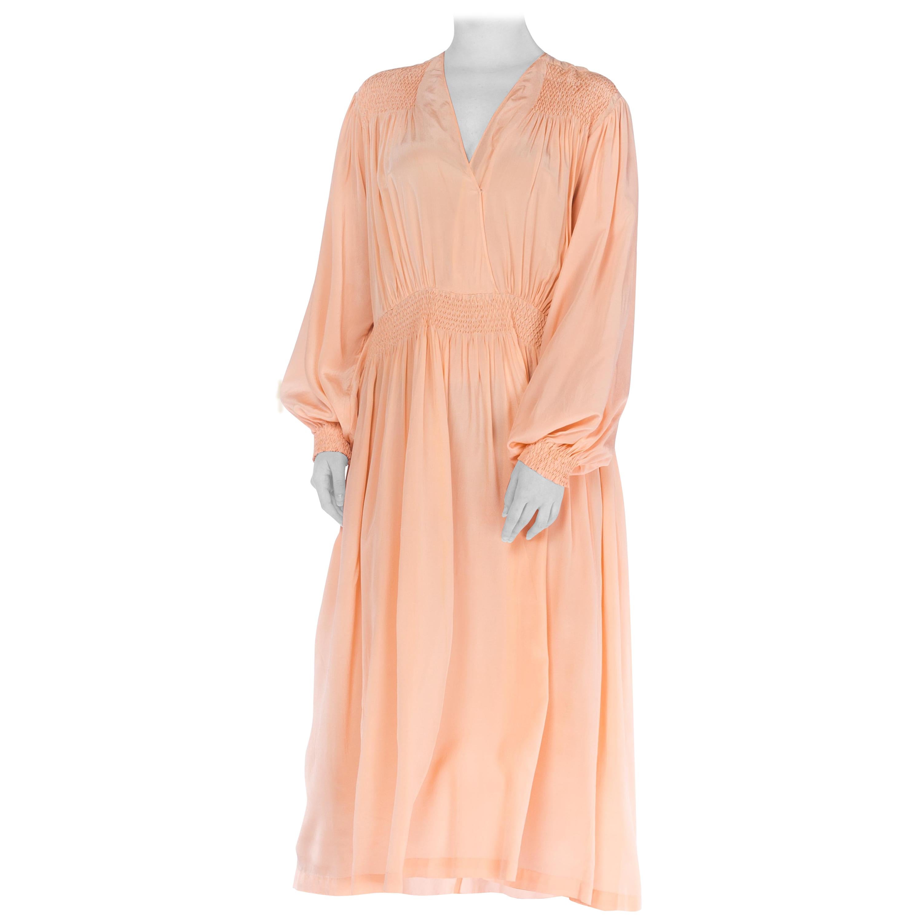 1940er Pfirsichfarbenes langärmeliges Seidenkrepp De Chine  Kleid mit handge smockeden Details 