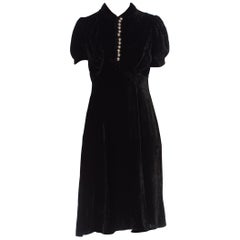 Schwarzes, schräg geschnittenes Seidensamtkleid aus den 1930er Jahren mit silbernen Fab-Knöpfen und Puffärmeln